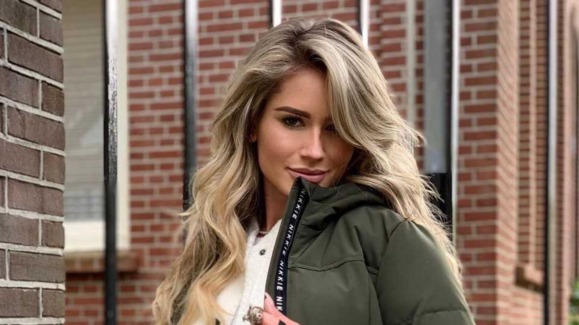 Nikkie Plessen zet haar bloedgave Mercedes Jeep te koop. ZIe foto's