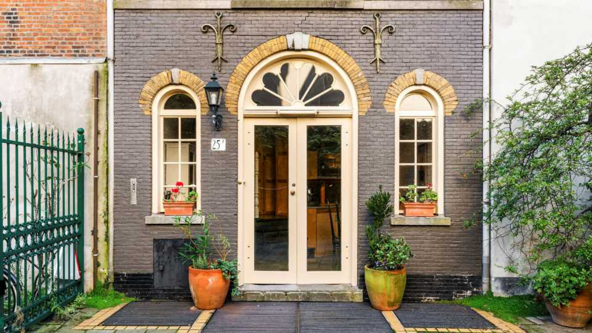 Deze te koop staande woning staat in de paleistuin van koning Willem Alexander en koningin Maxima. Zie foto's