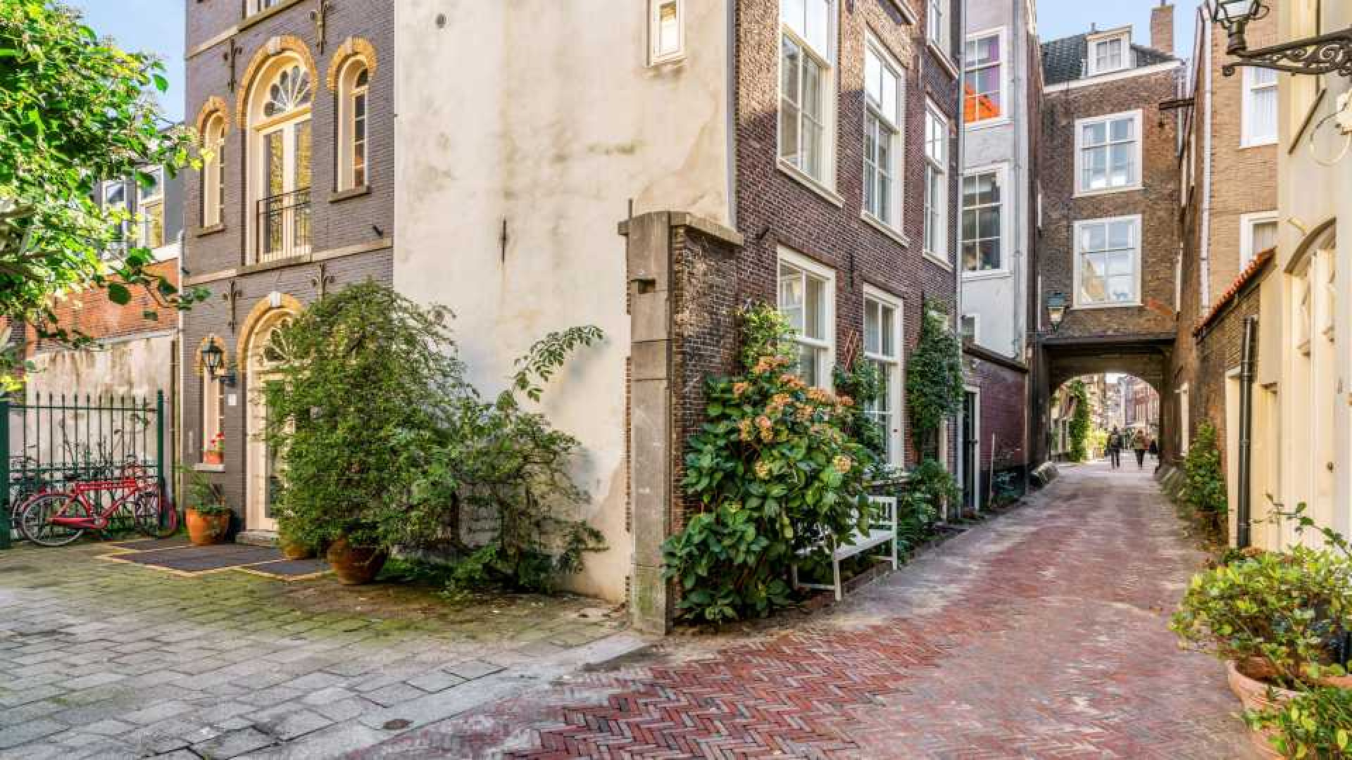 Deze te koop staande woning staat in de paleistuin van koning Willem Alexander en koningin Maxima. Zie foto's 19