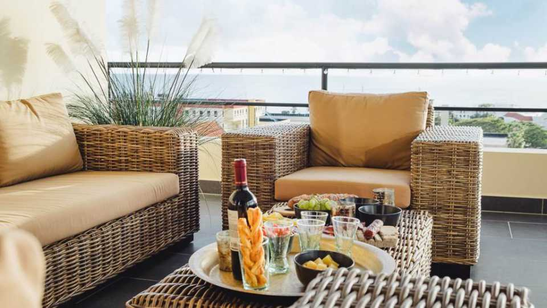 Dirk Zeelenberg koopt op Curacao penthouse met spectaculair uitzicht. Zie foto's