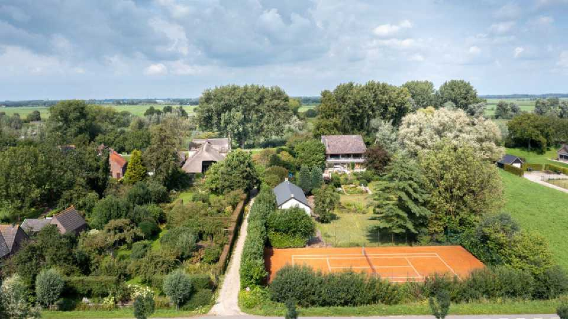 Binnenkijken in landhuis van zangduo Saskia en Serge met zwembad, tennisbaan en eendenvijver. Zie foto's 1