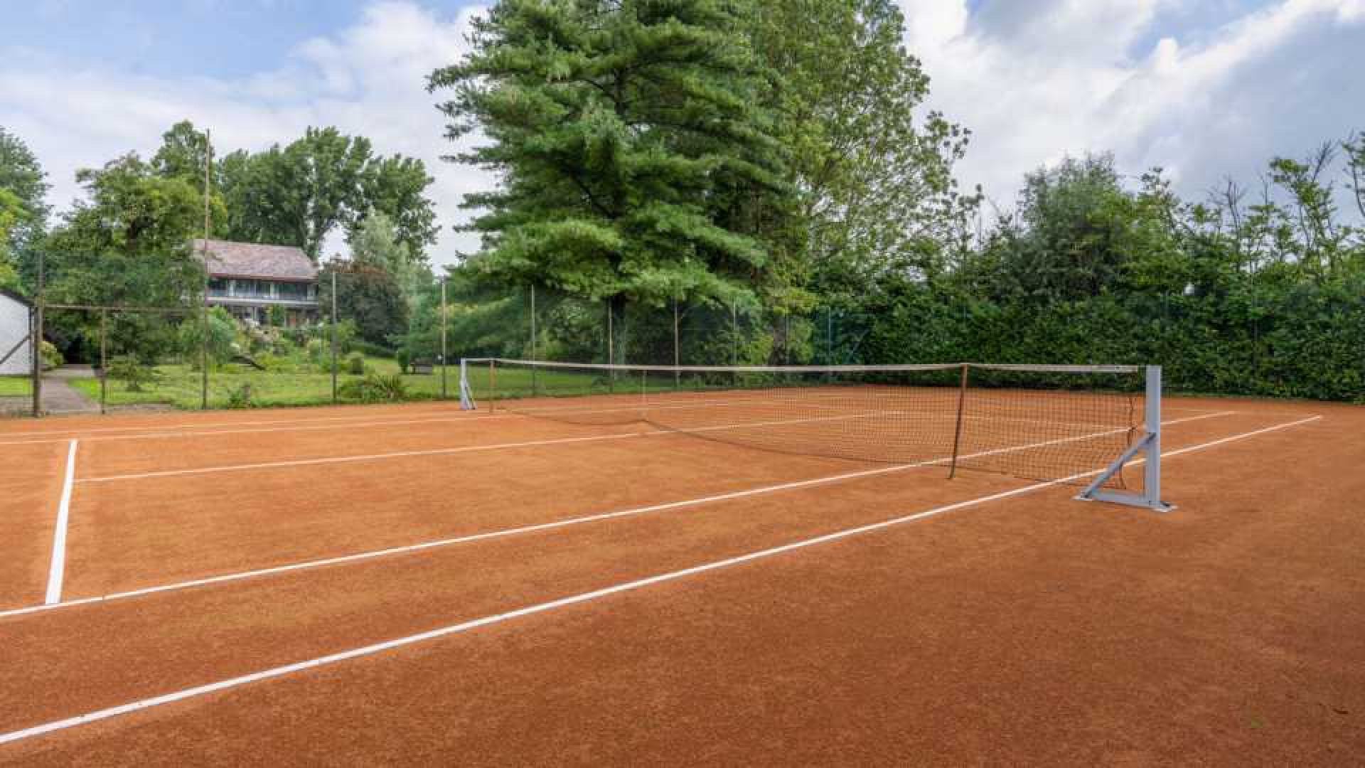 Binnenkijken in landhuis van zangduo Saskia en Serge met zwembad, tennisbaan en eendenvijver. Zie foto's 6