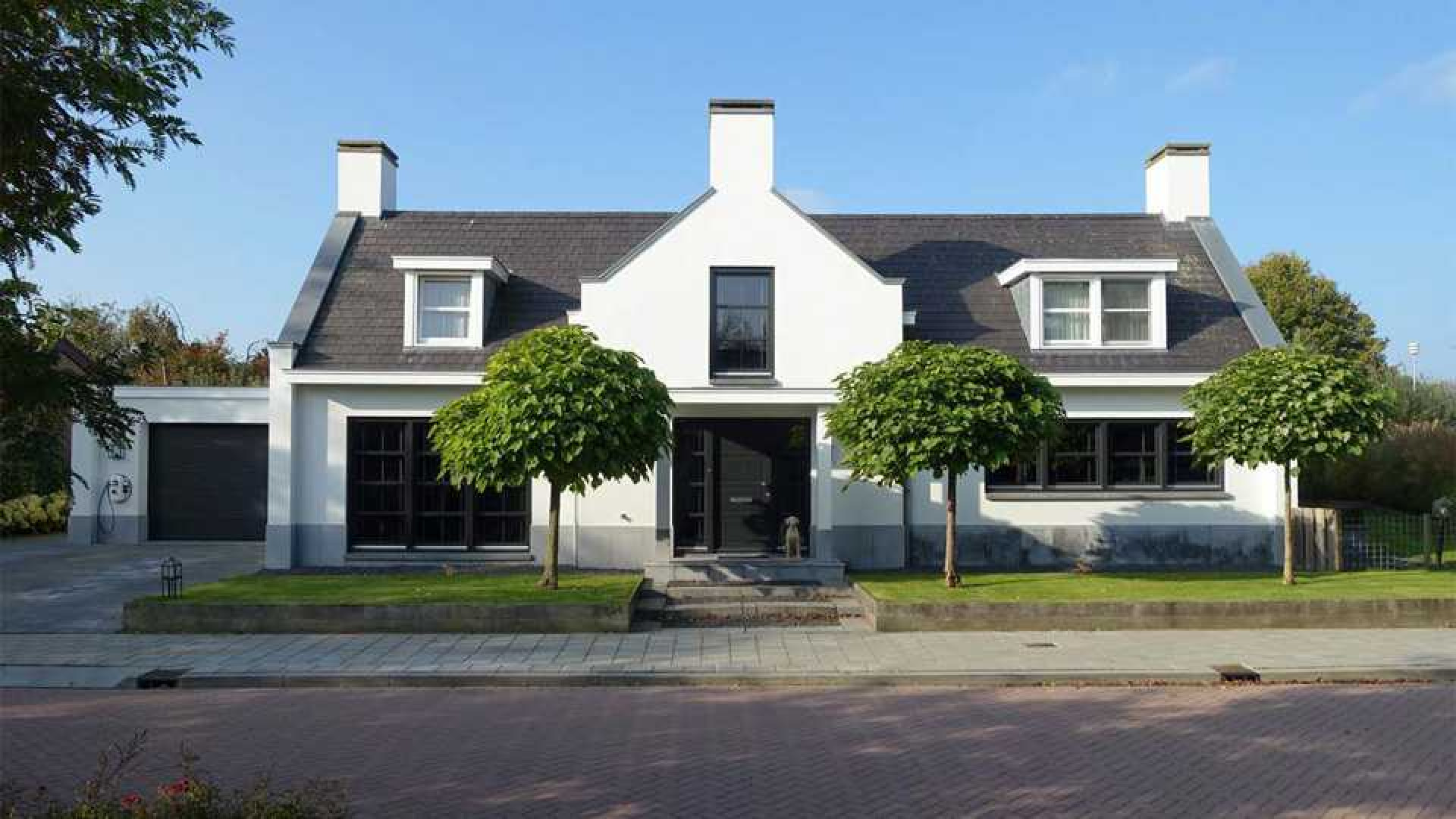 Bekende regisseur koopt miljoenenvilla en zet plaatsje Hoogmade op stelten. Zie foto's 1