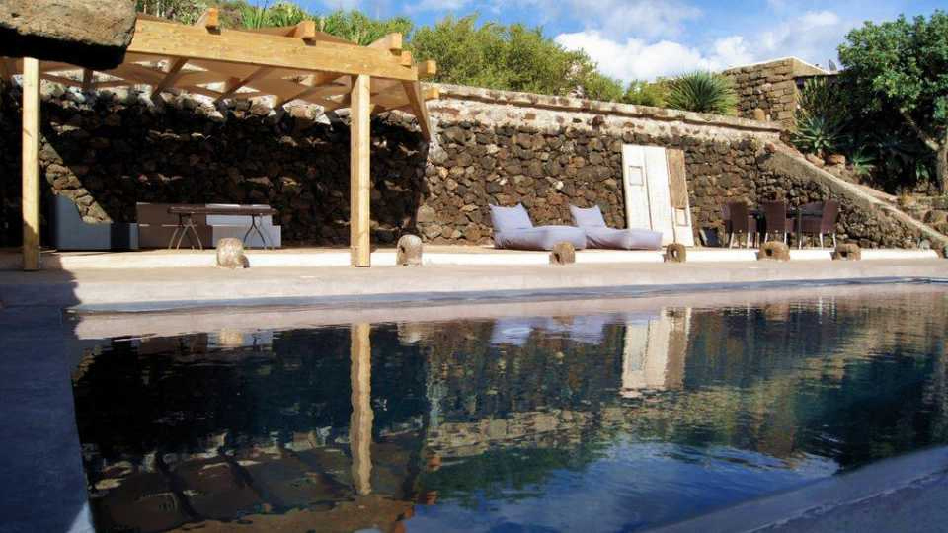 Op dit Italiaanse droomeiland wil Marco Borsato een nieuw leven beginnen. Zie foto's 4