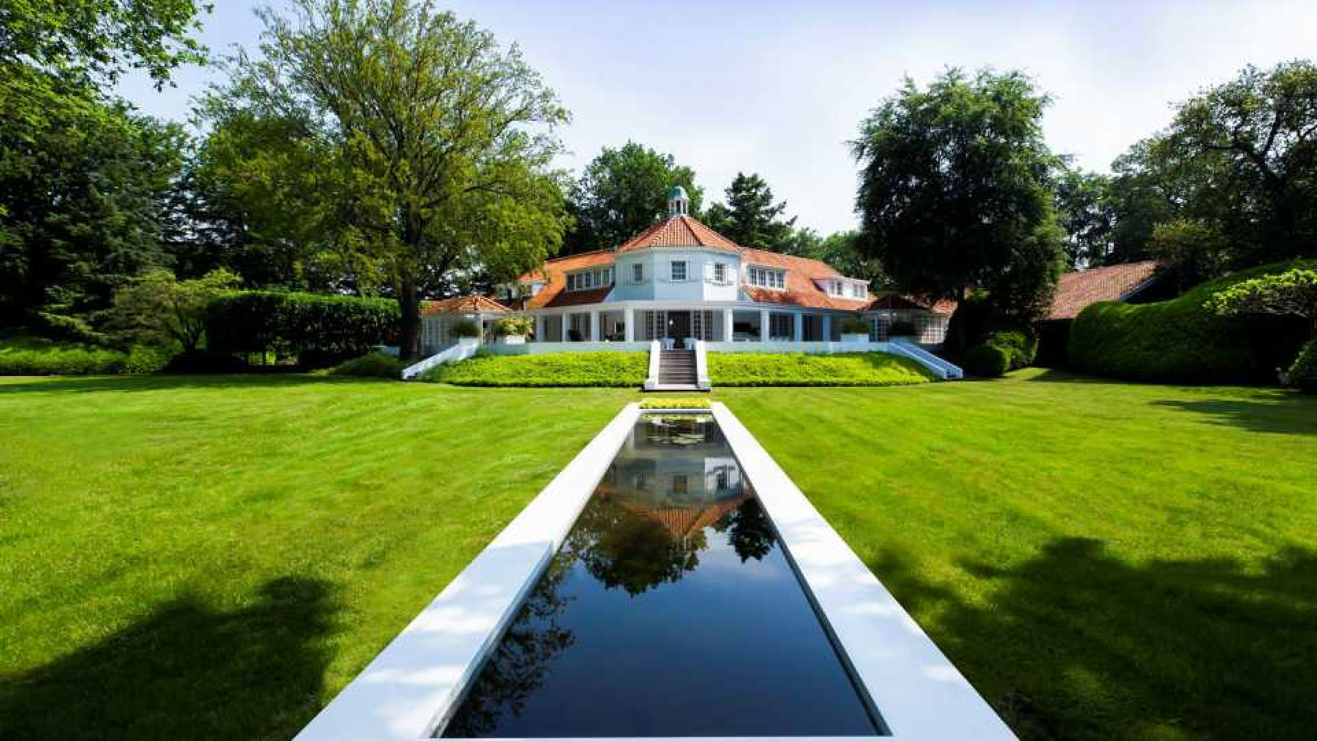 Waanzinnige villa van wijlen Jan des Bouvrie te koop. Zie foto's
