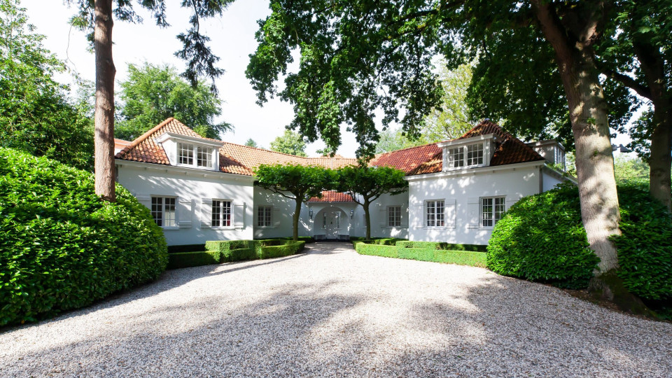 Monique des Bouvrie geeft miljoenen korting op haar villa! Zie foto’s