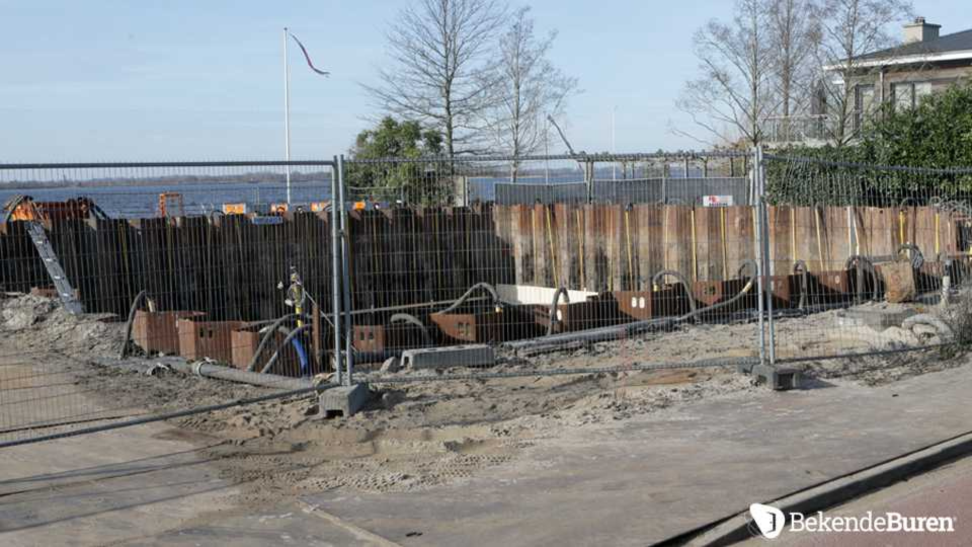 Eindelijk is men begonnen met de bouw van de villa van Mabel Wisse Smit. Zie de eerste beelden! 3