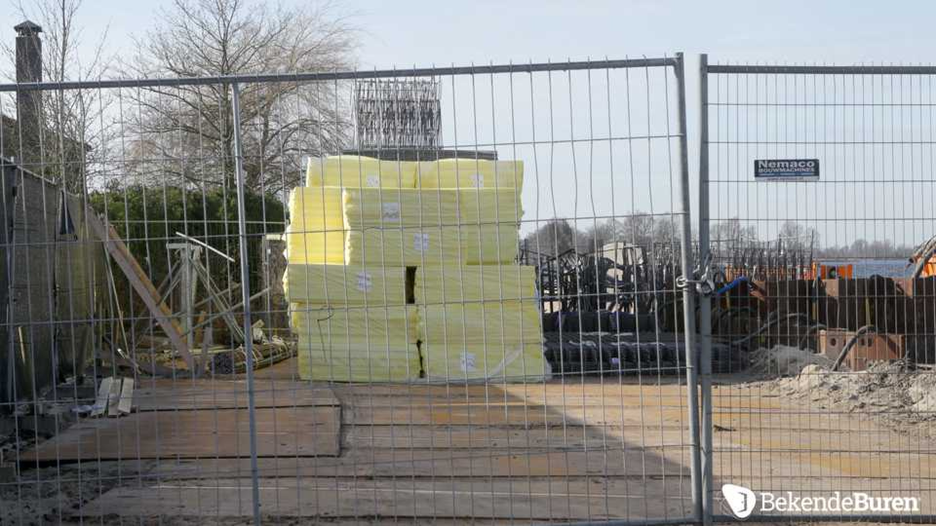 Eindelijk is men begonnen met de bouw van de villa van Mabel Wisse Smit. Zie de eerste beelden! 4