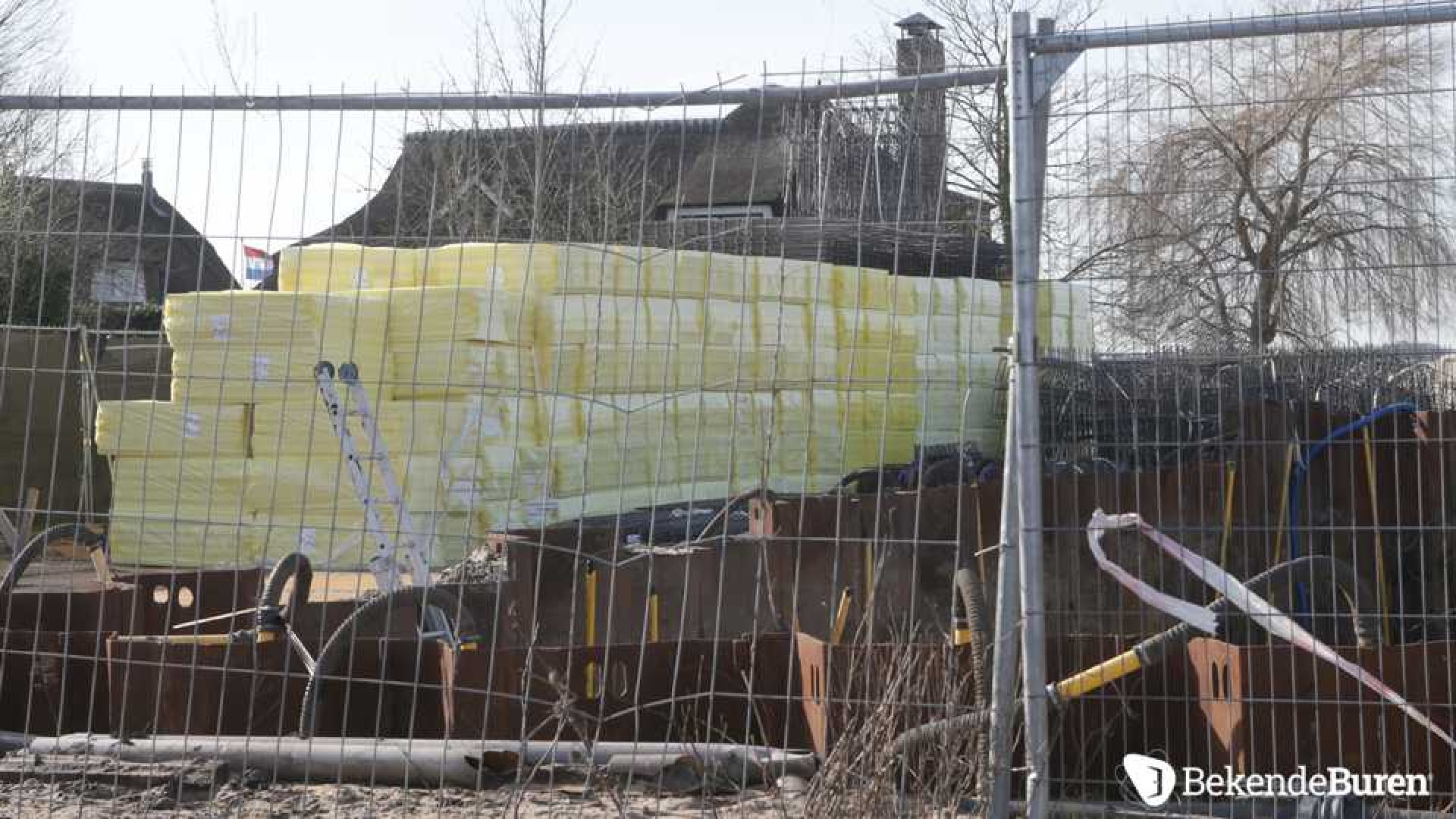 Eindelijk is men begonnen met de bouw van de villa van Mabel Wisse Smit. Zie de eerste beelden! 6