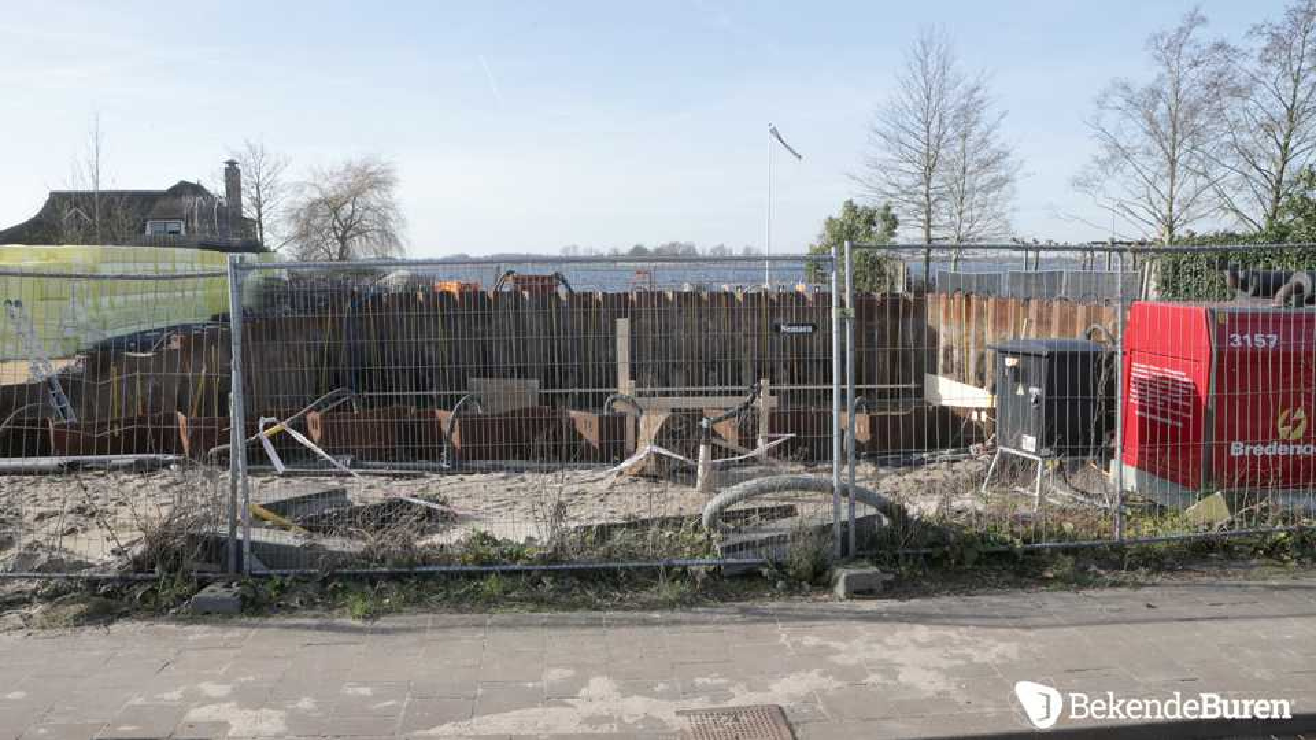Eindelijk is men begonnen met de bouw van de villa van Mabel Wisse Smit. Zie de eerste beelden! 7