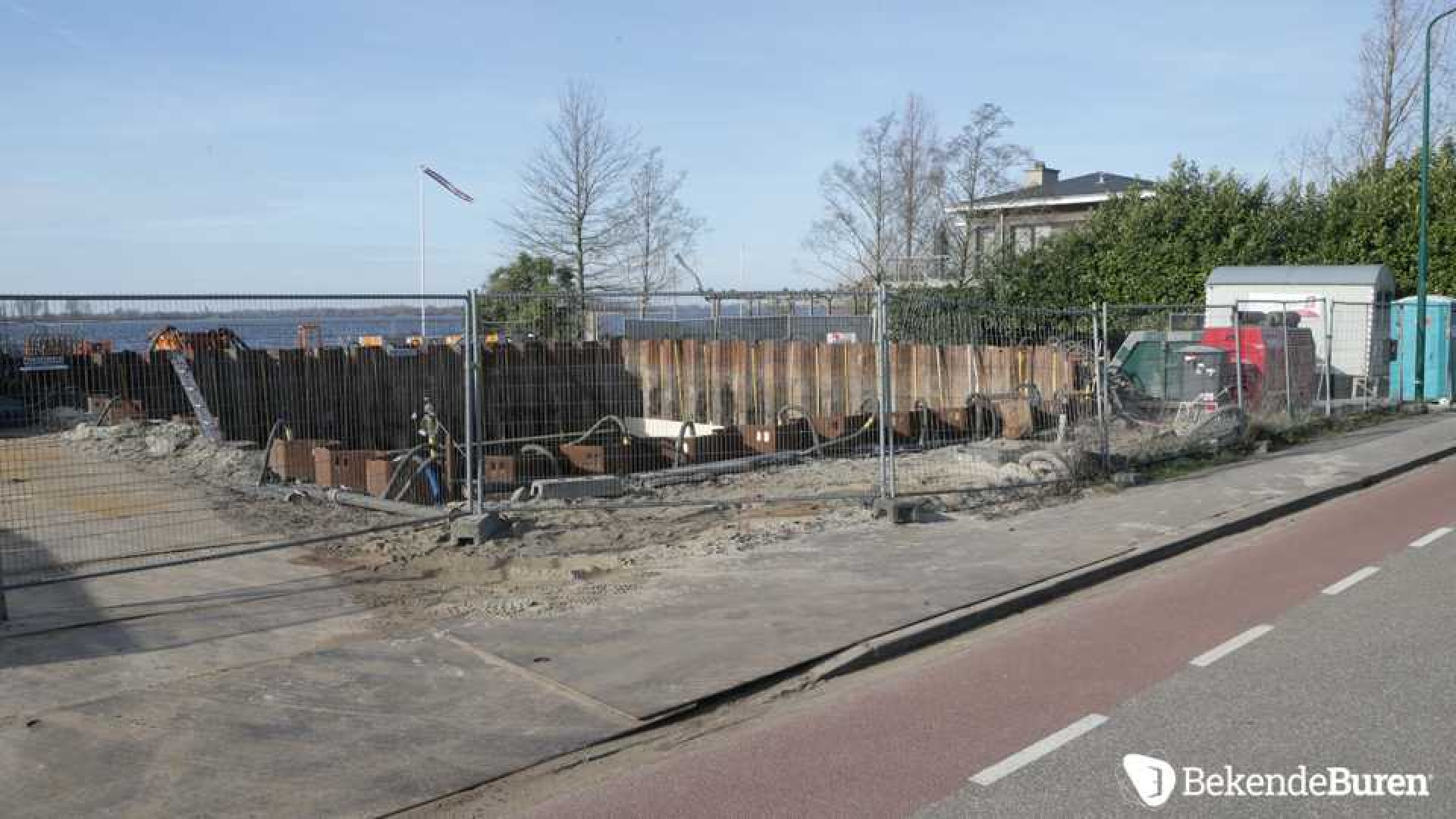 Eindelijk is men begonnen met de bouw van de villa van Mabel Wisse Smit. Zie de eerste beelden! 8