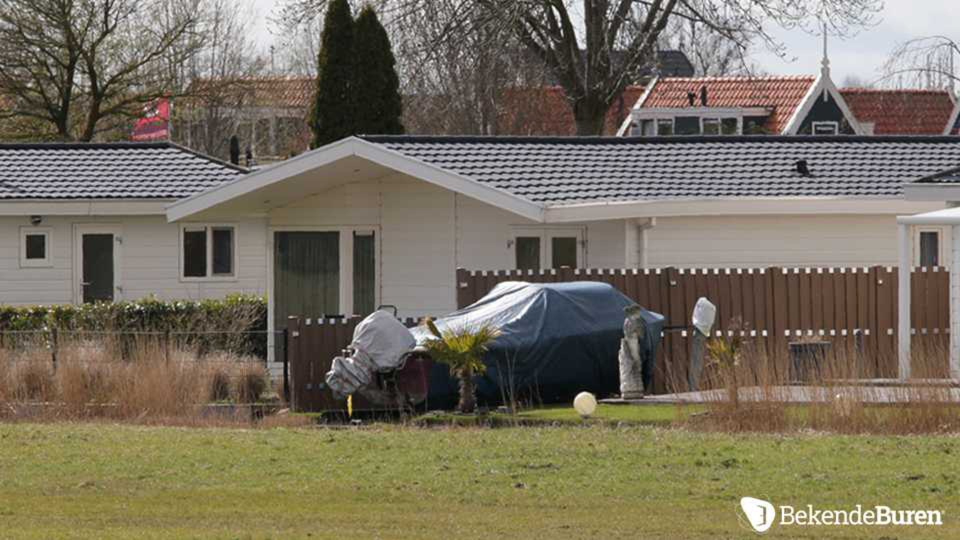 Hier houdt Charly Luske zich verborgen. Zie foto's 3