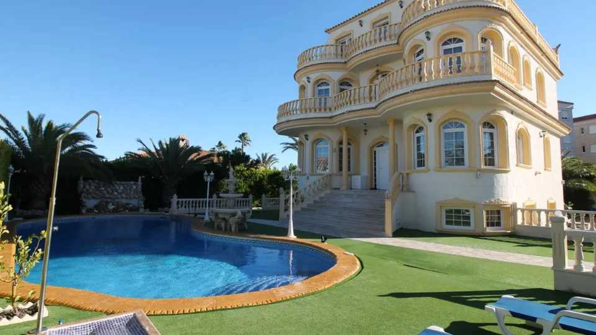 Peter Gillis koopt in Spanje miljoenen villa met twee zwembaden, sauna's en lift. Zie foto's 2