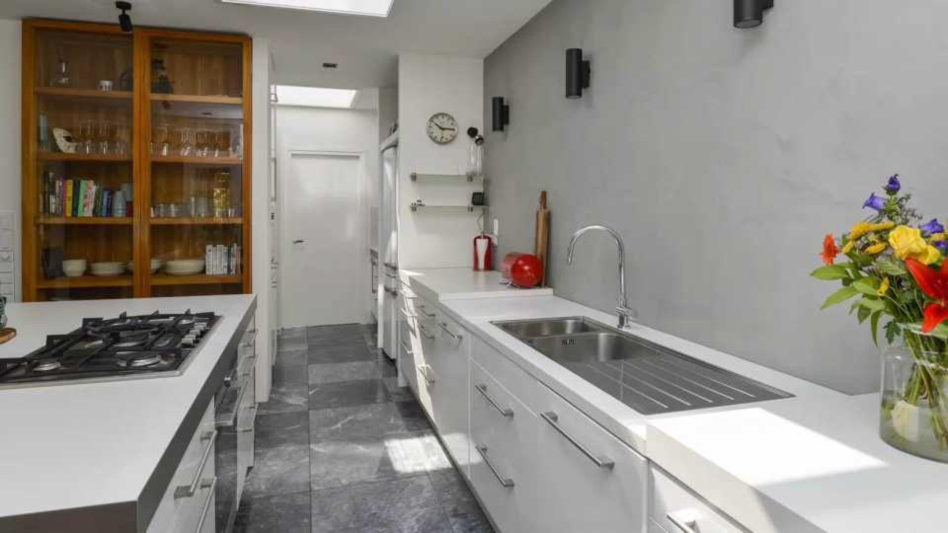 Nienke Plas koopt voor vette miljoen deze twee onder een kap woning. Zie foto's 2