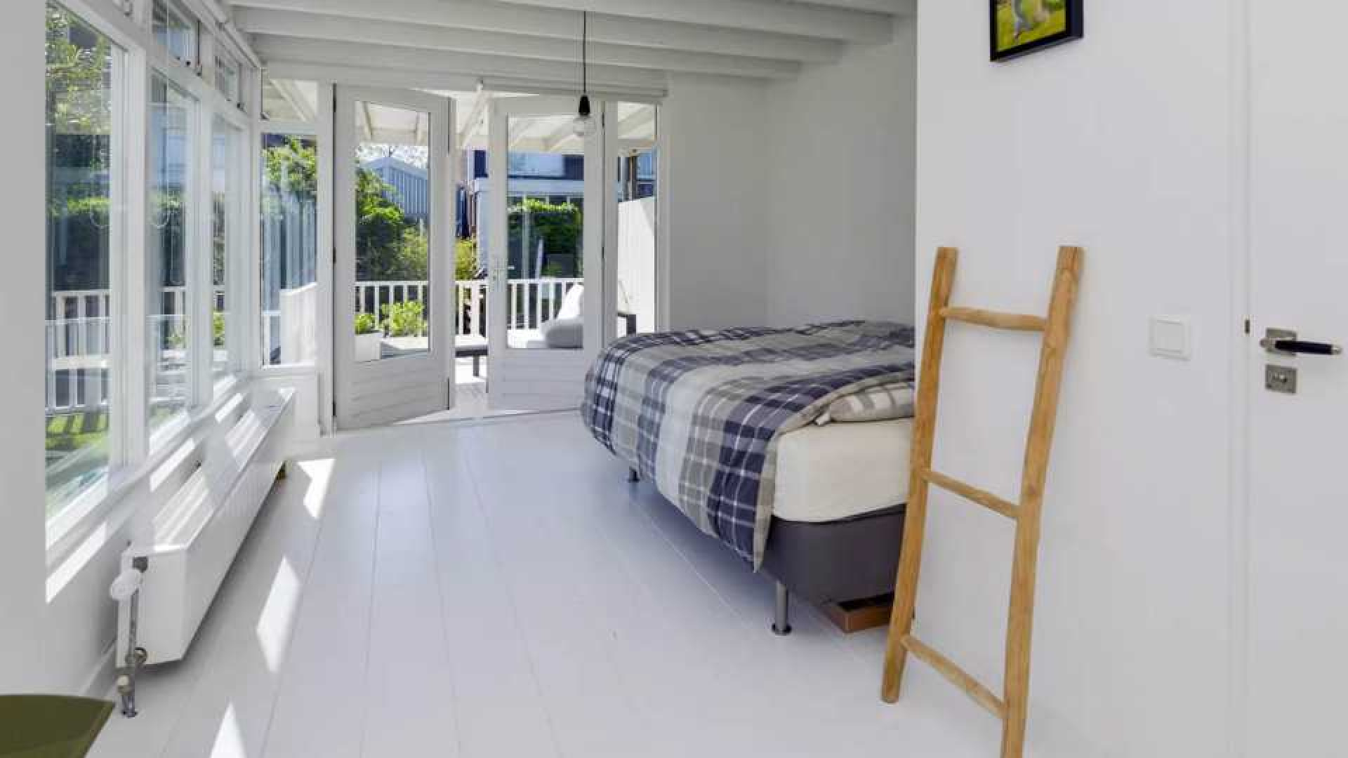 Nienke Plas koopt voor vette miljoen deze twee onder een kap woning. Zie foto's 3