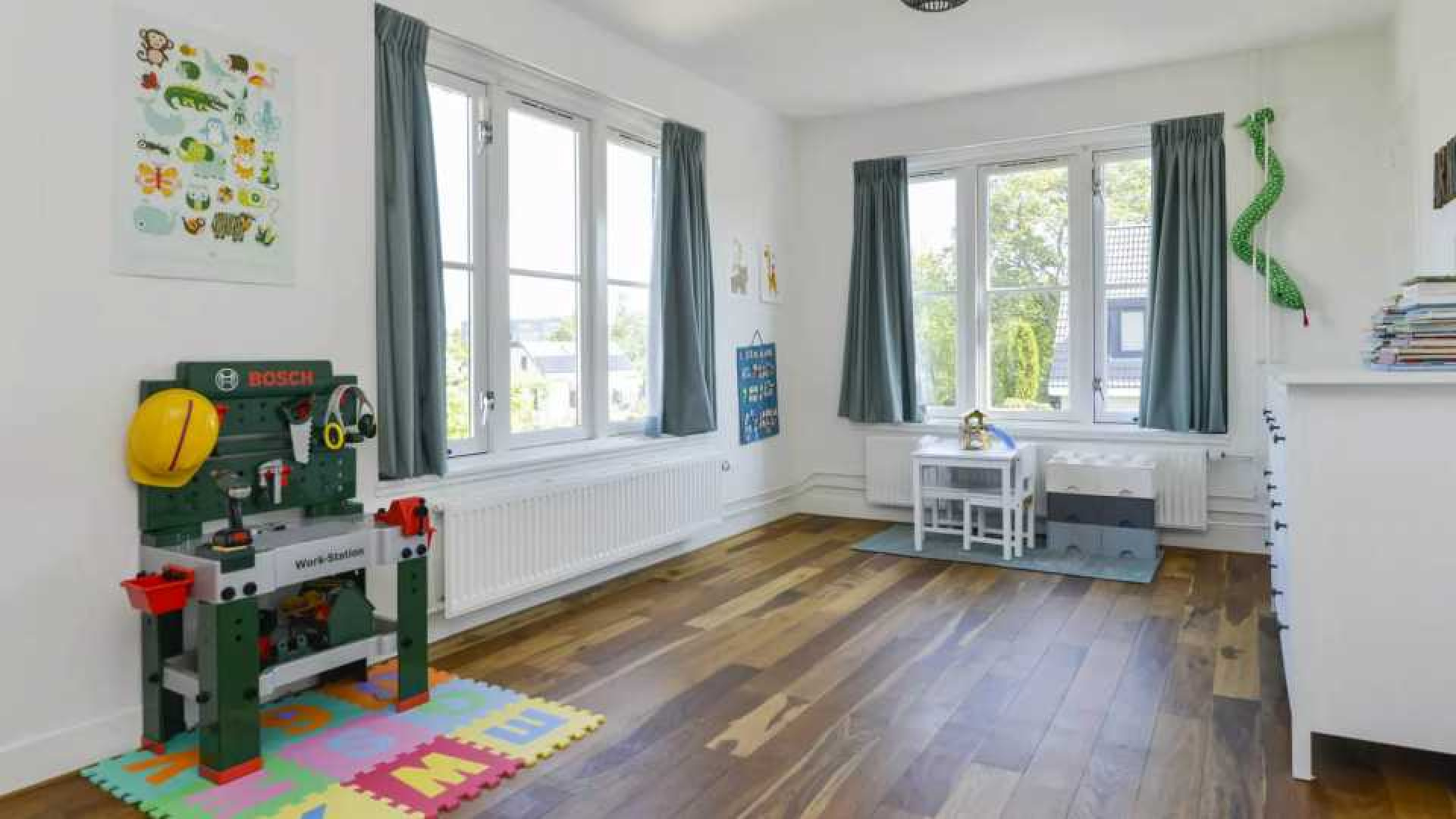 Nienke Plas koopt voor vette miljoen deze twee onder een kap woning. Zie foto's 7