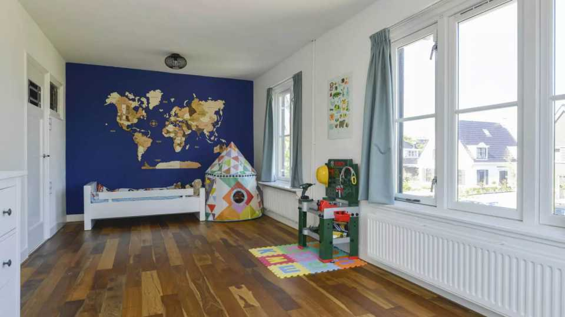 Nienke Plas koopt voor vette miljoen deze twee onder een kap woning. Zie foto's 8