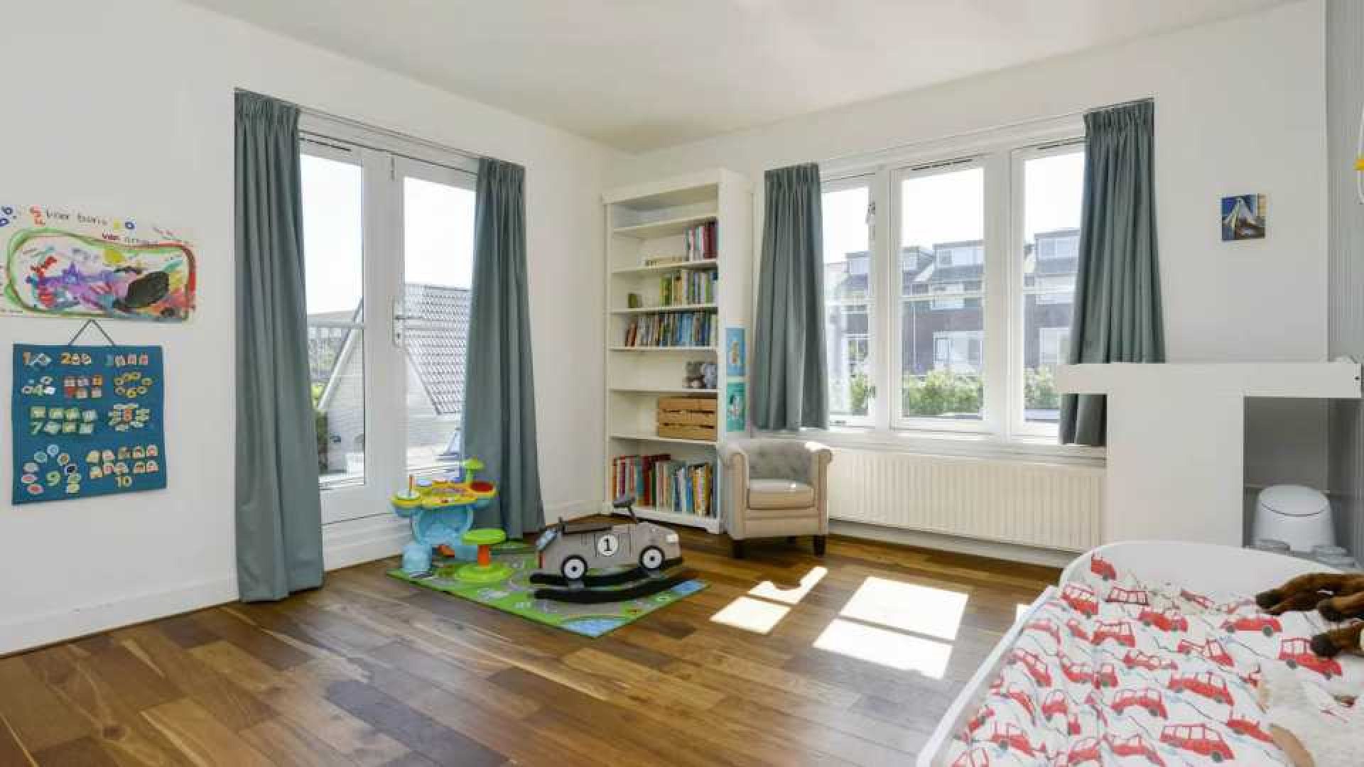 Nienke Plas koopt voor vette miljoen deze twee onder een kap woning. Zie foto's 9