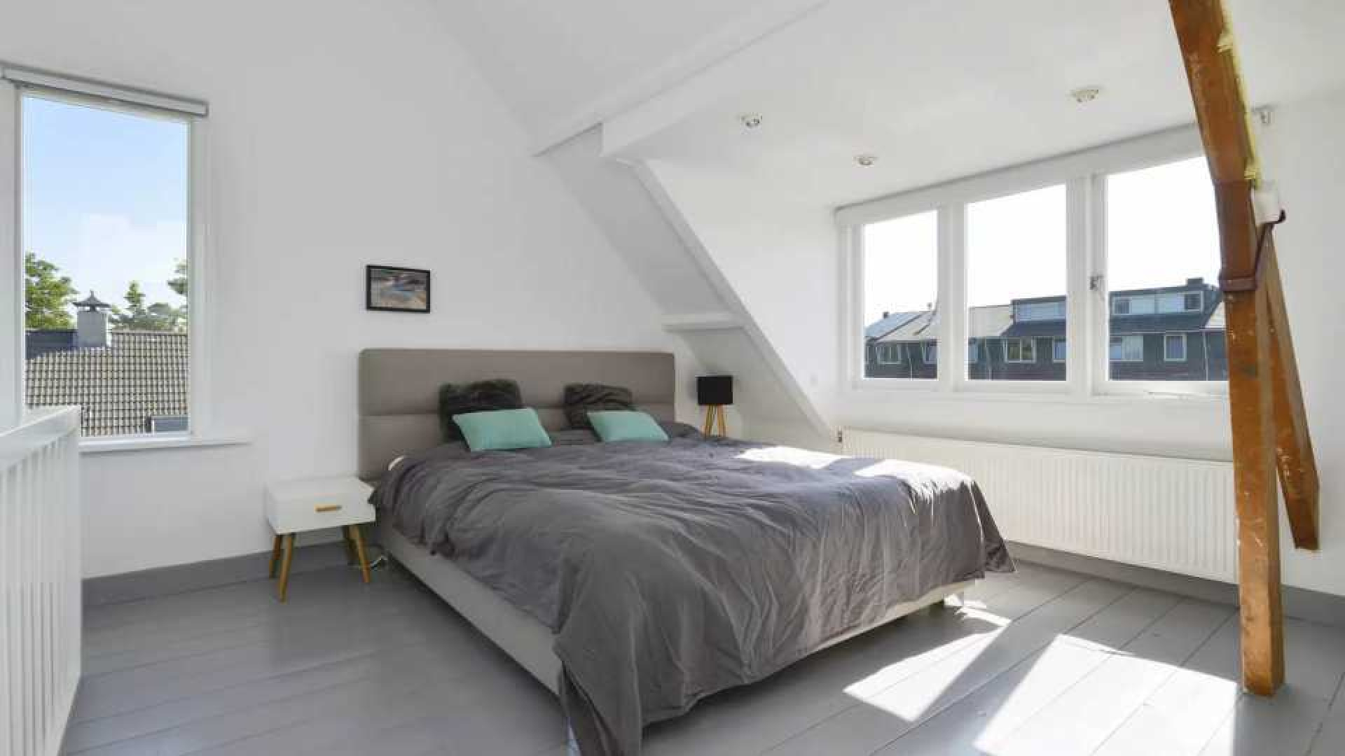 Nienke Plas koopt voor vette miljoen deze twee onder een kap woning. Zie foto's 11