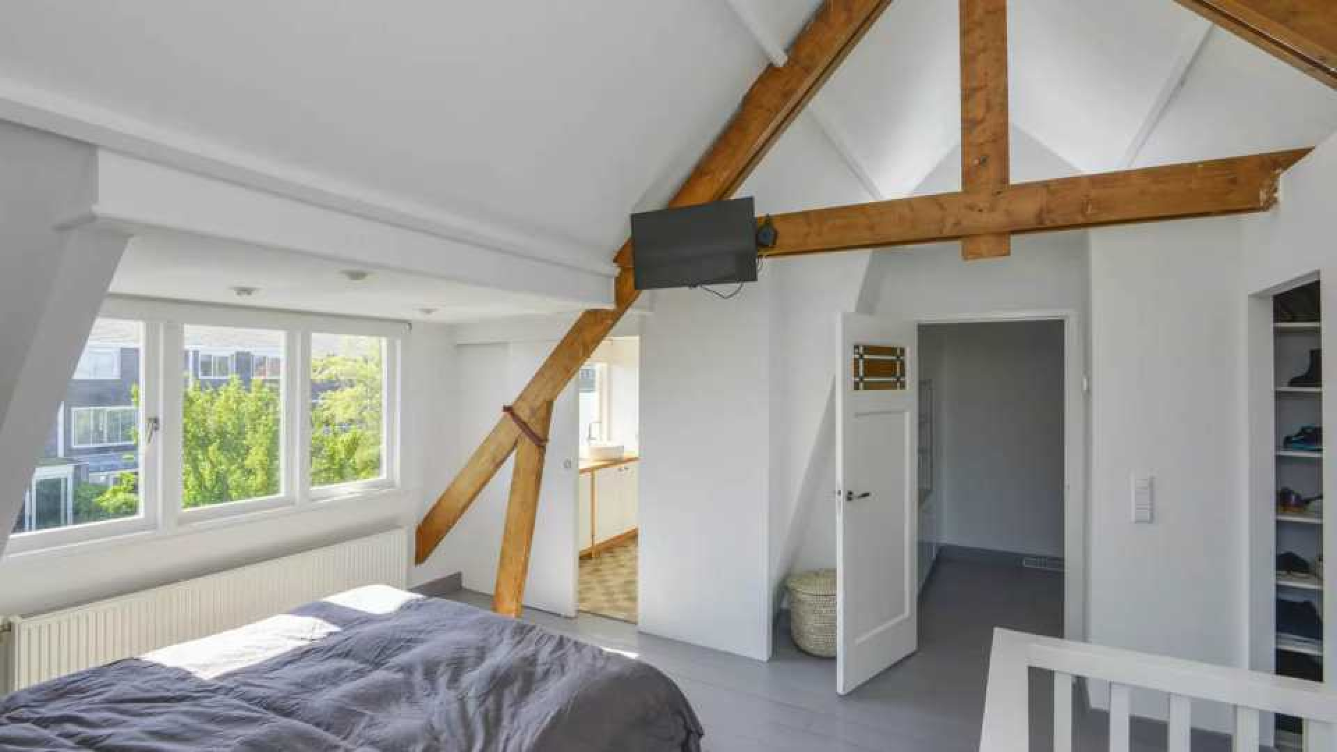 Nienke Plas koopt voor vette miljoen deze twee onder een kap woning. Zie foto's 12