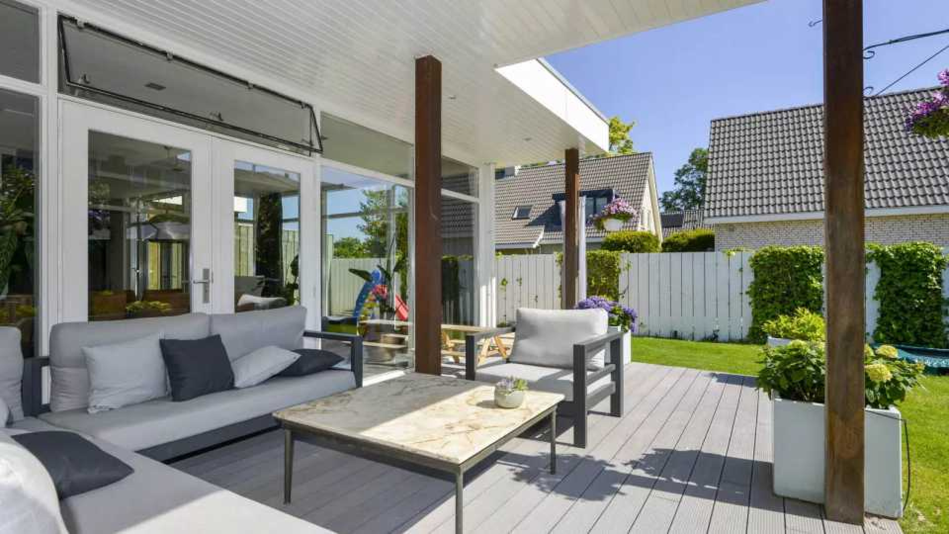 Nienke Plas koopt voor vette miljoen deze twee onder een kap woning. Zie foto's 15