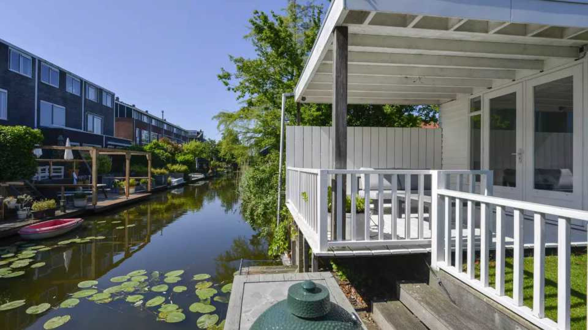 Nienke Plas koopt voor vette miljoen deze twee onder een kap woning. Zie foto's 16
