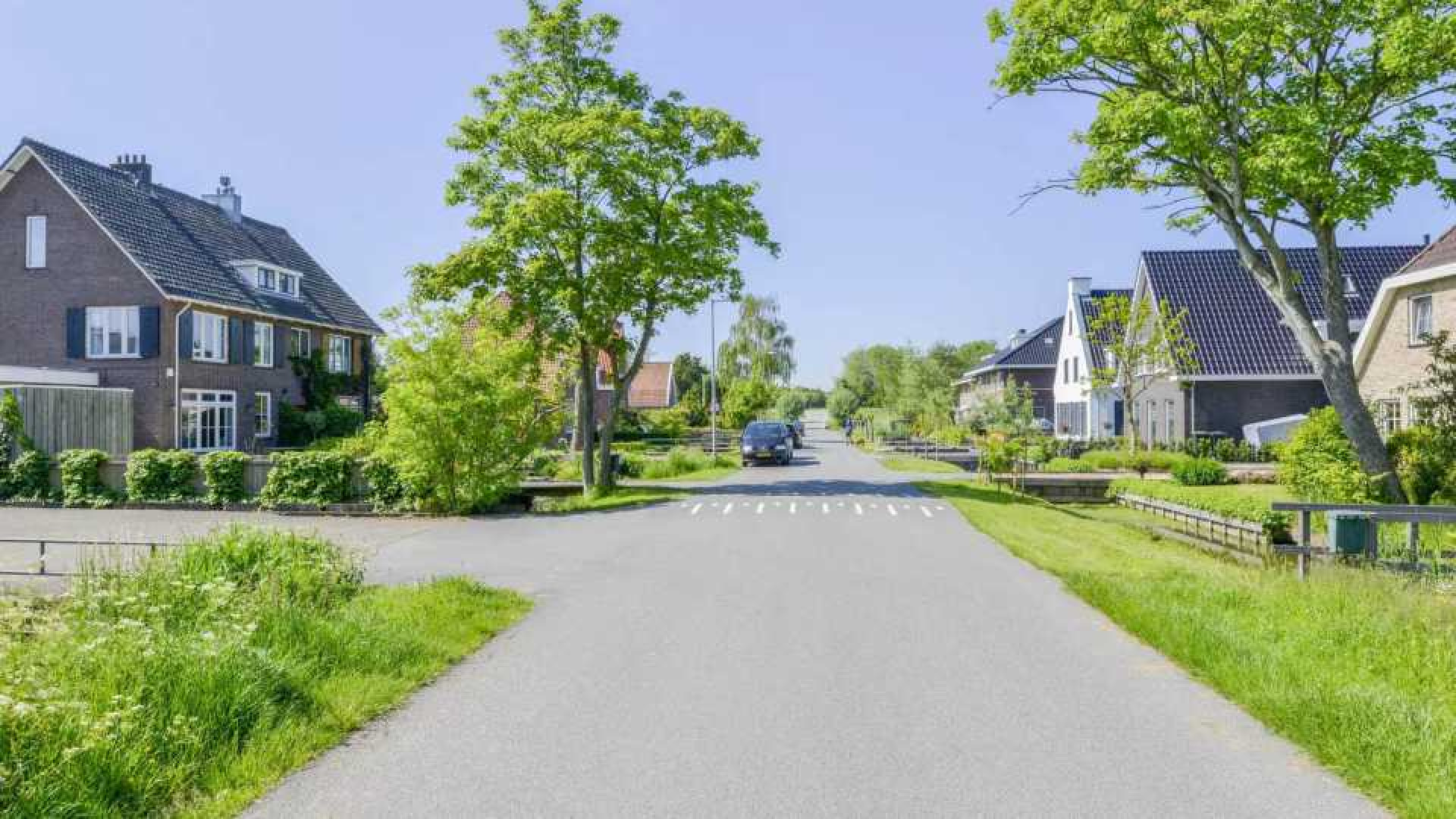 Nienke Plas koopt voor vette miljoen deze twee onder een kap woning. Zie foto's 17