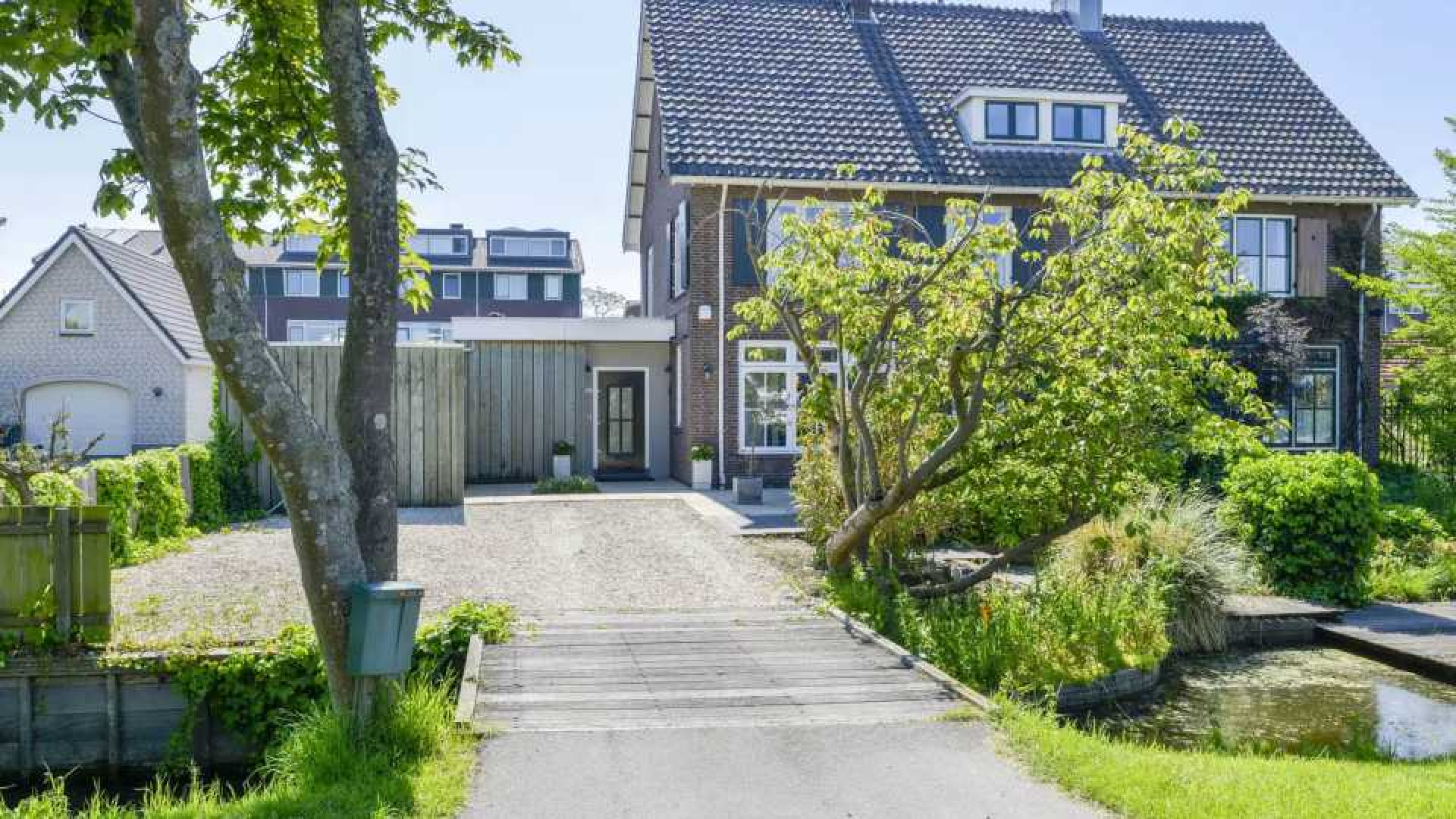 Nienke Plas koopt voor vette miljoen deze twee onder een kap woning. Zie foto's 18