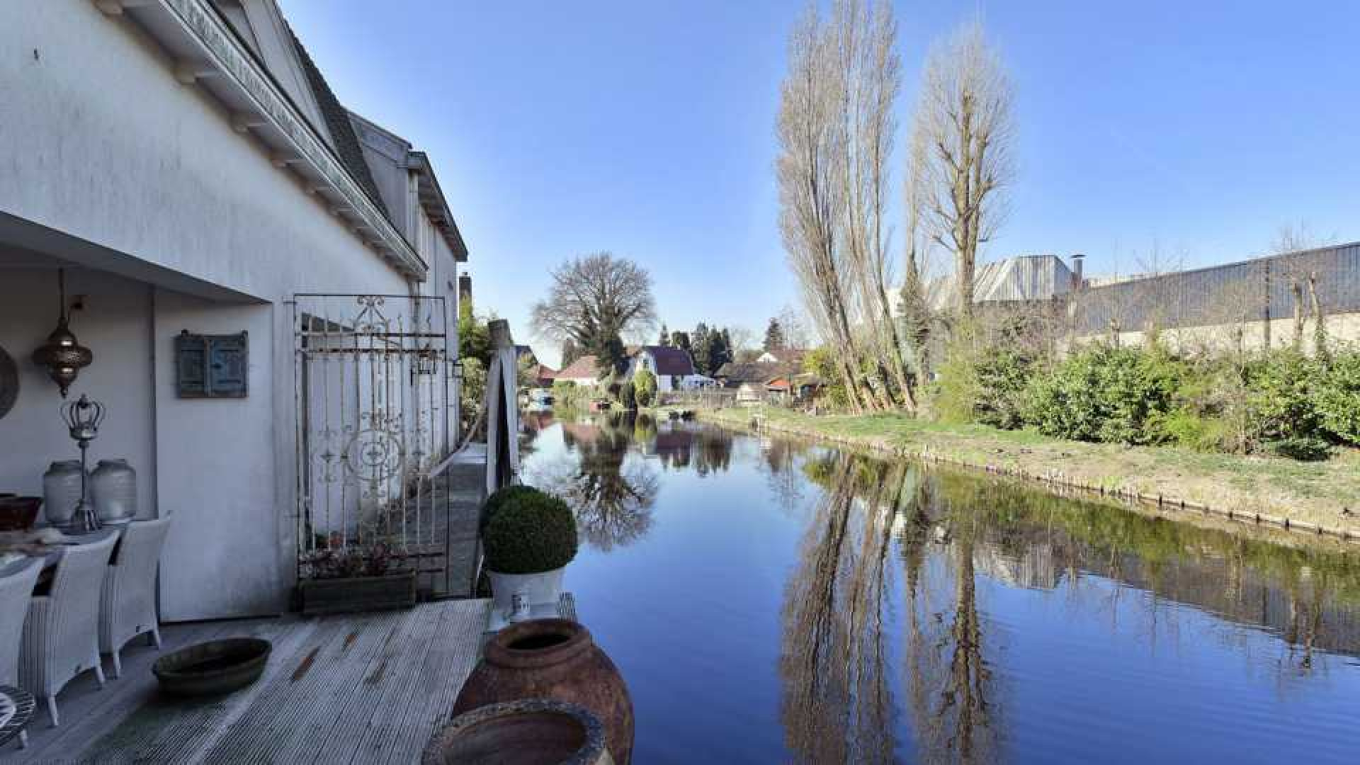 Bram Moszkowicz moet zijn idyllische en paradijselijk gelegen huurwoning verlaten. Zie foto's 9