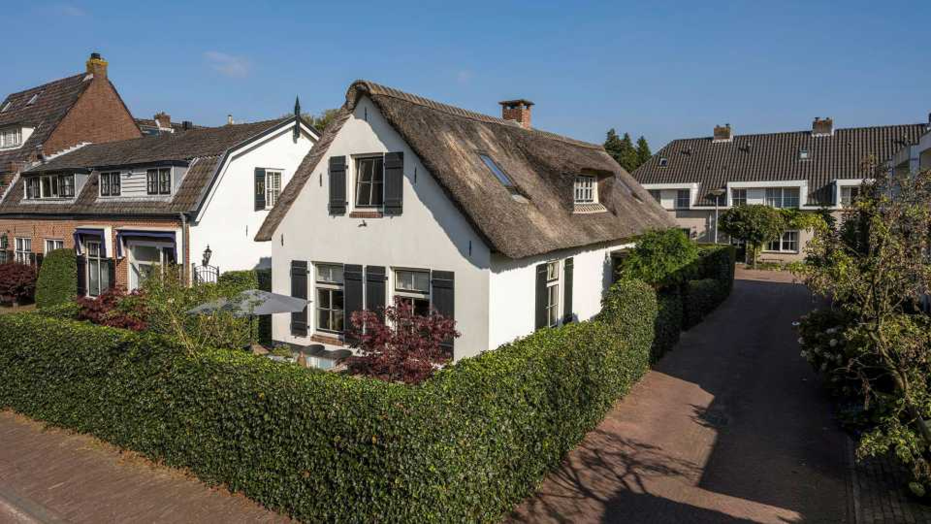 Ex Koffietijd presentatrice zet haar rietgedekte woonboerderij in Laren te koop. Zie foto's 2