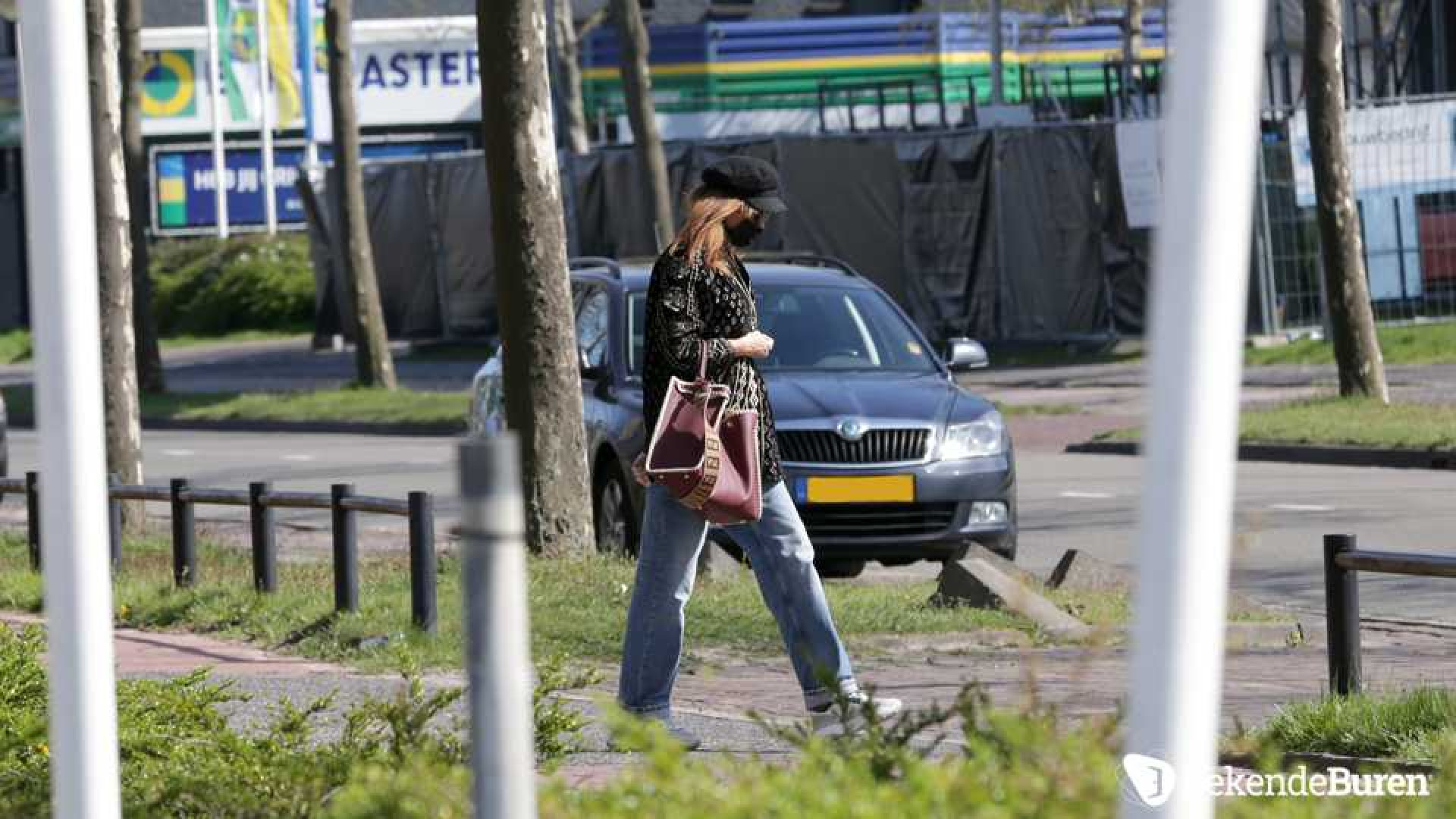 Zie exclusieve beelden van kliniekbezoek Leontine Borsato. Zie foto's 2