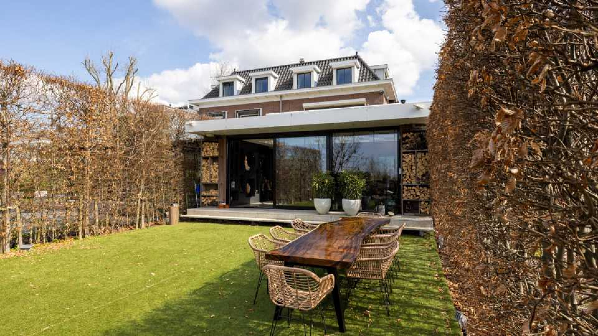 Herman den Blijker zet de hakbijl in vraagprijs van zijn luxe Rotterdamse villa.  Zie foto's