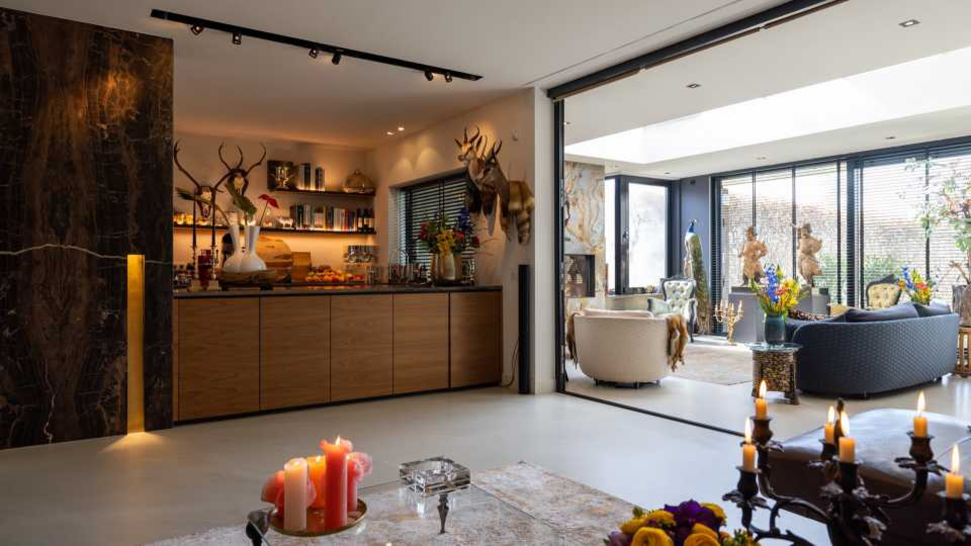 Herman den Blijker zet de hakbijl in vraagprijs van zijn luxe Rotterdamse villa.  Zie foto's 6