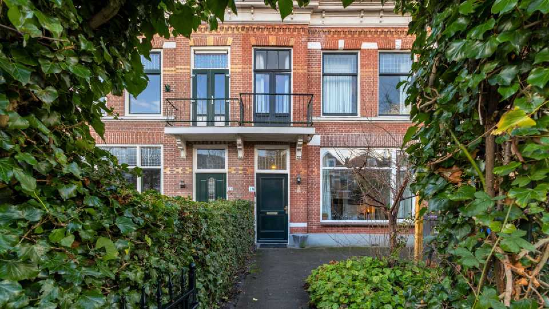 Lucille Werner koopt na zware overbieding dit herenhuis in Voorburg. Zie foto's 2