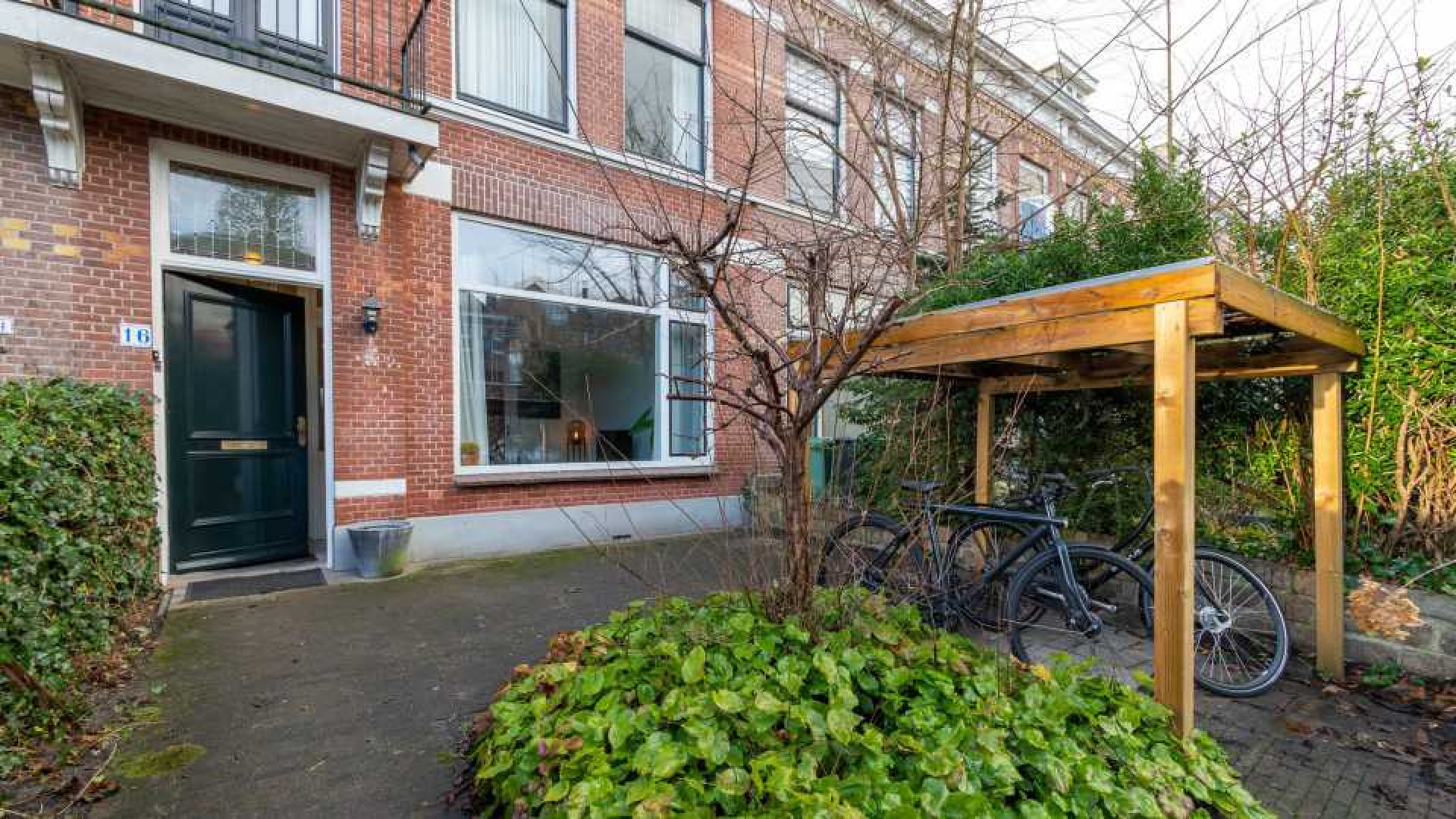 Lucille Werner koopt na zware overbieding dit herenhuis in Voorburg. Zie foto's 3