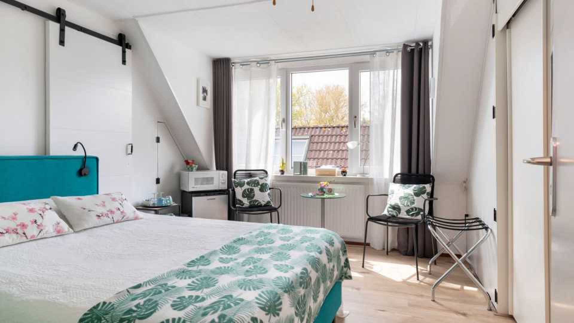 RTL Boulevard presentator Rob Goossens koopt Bed and Breakfast villa in Monninckendam. Zie foto's