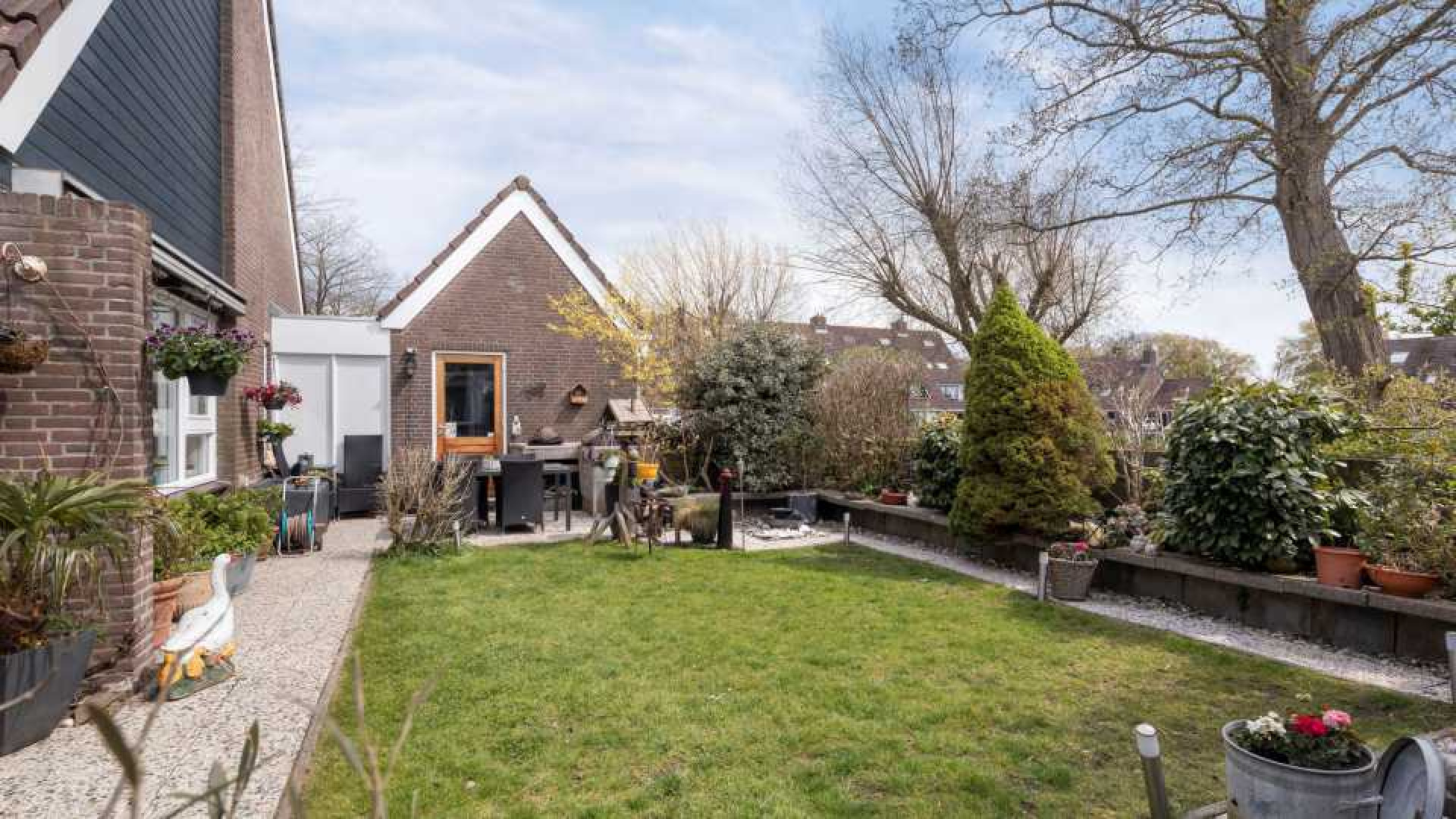 RTL Boulevard presentator Rob Goossens koopt Bed and Breakfast villa in Monninckendam. Zie foto's
