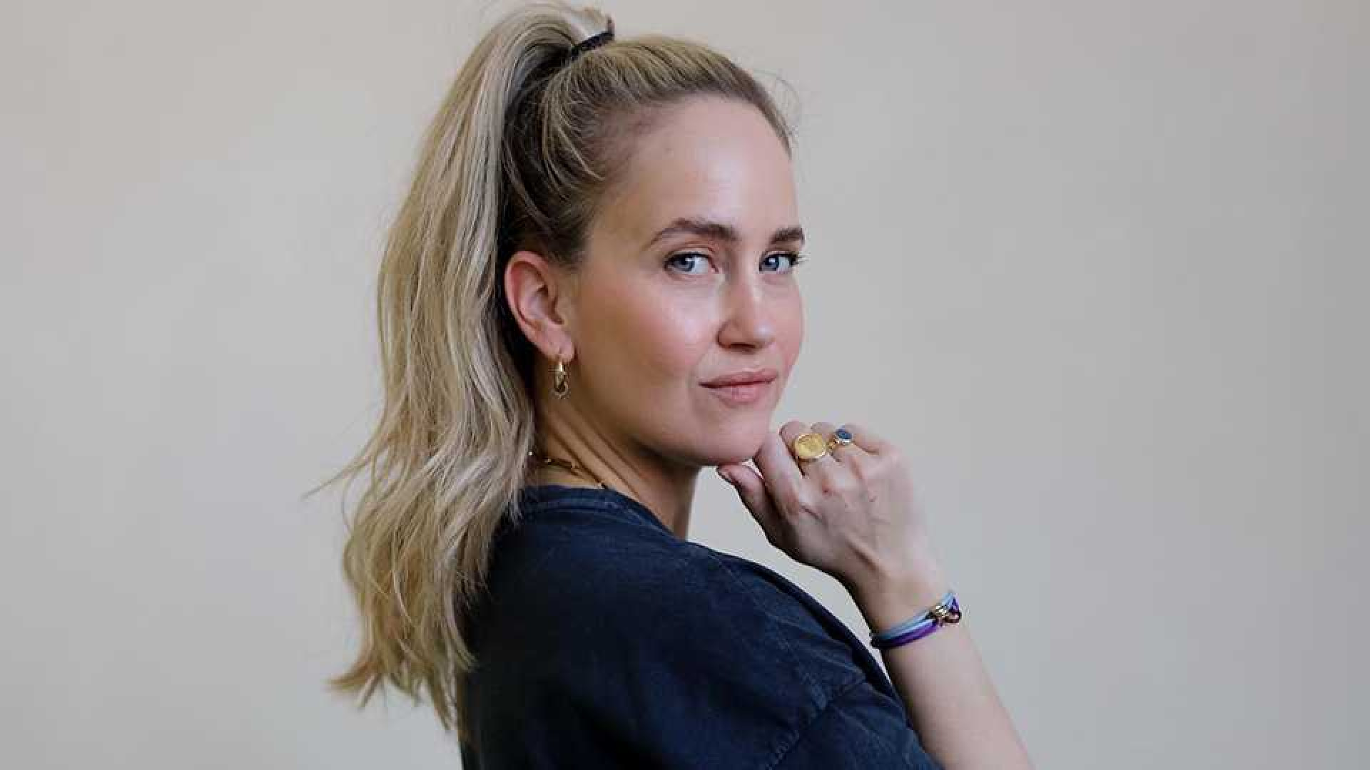 Influencer Elise Boers zet haar dubbele benedenhuis in Amsterdam te koop. Zie foto's 1