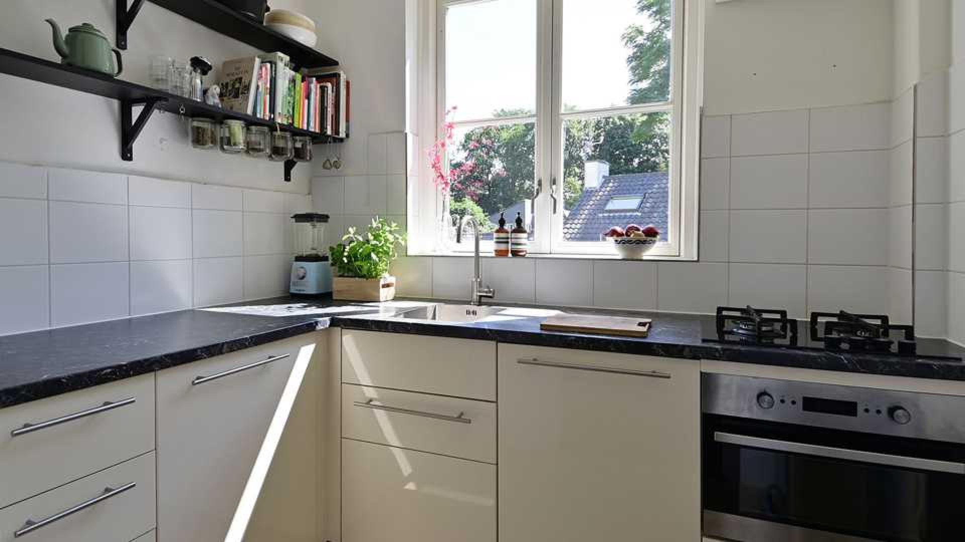 Pianiste Iris Hond, voormalig minnares Marco Borsato, scoort toch nog mooie winst na verkoop van haar appartement. Zie foto's 11