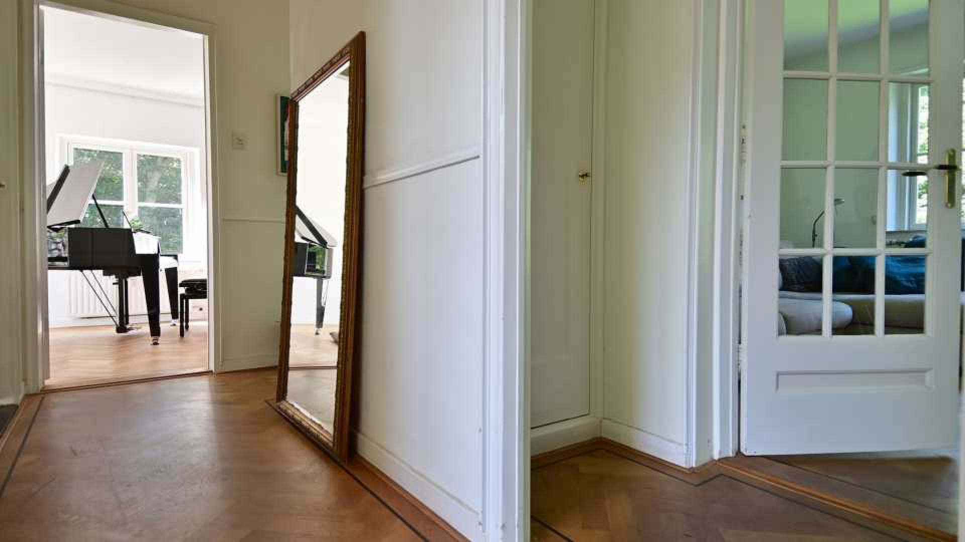 Pianiste Iris Hond, voormalig minnares Marco Borsato, scoort toch nog mooie winst na verkoop van haar appartement. Zie foto's 12