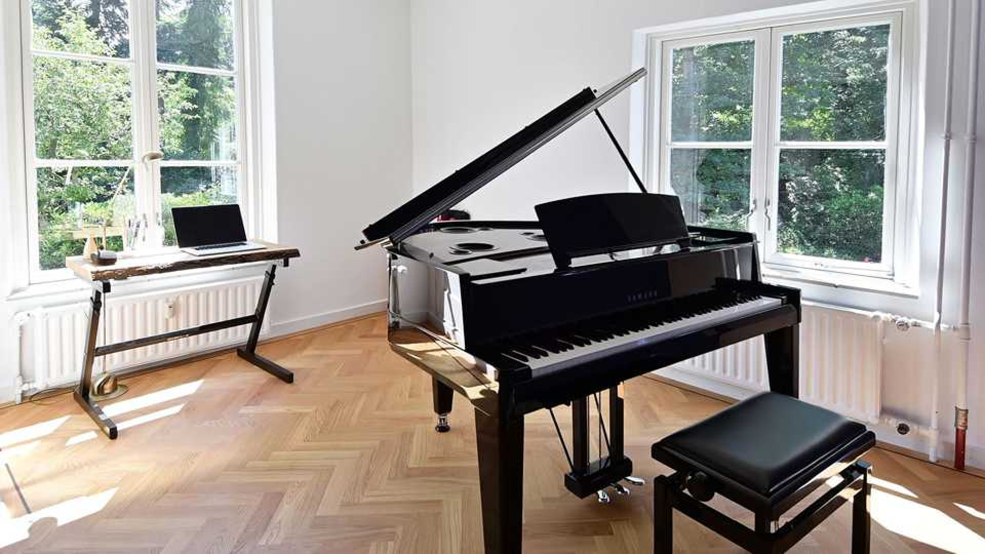 Pianiste Iris Hond, voormalig minnares Marco Borsato, scoort toch nog mooie winst na verkoop van haar appartement. Zie foto's 13