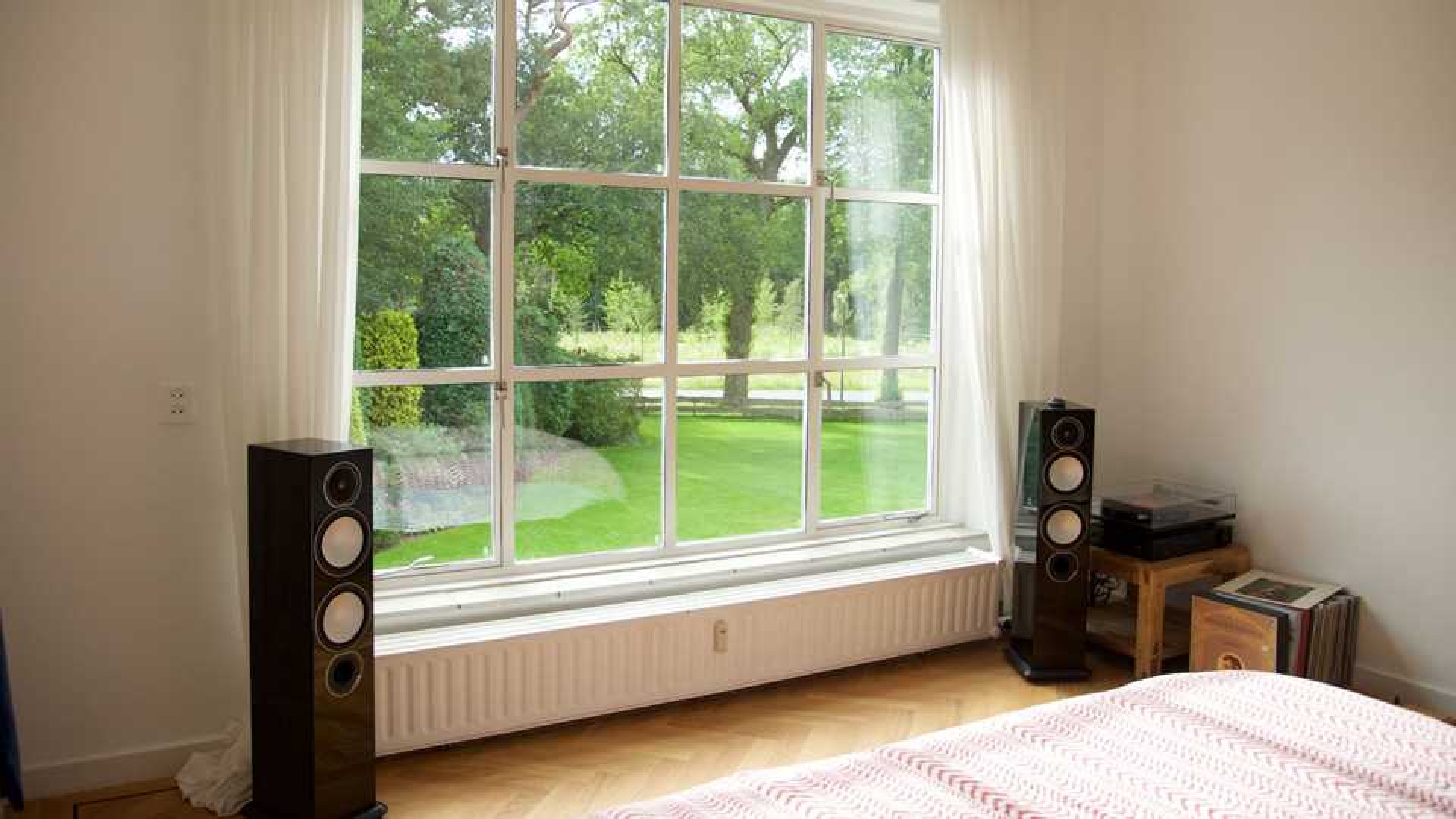 Pianiste Iris Hond, voormalig minnares Marco Borsato, scoort toch nog mooie winst na verkoop van haar appartement. Zie foto's 15