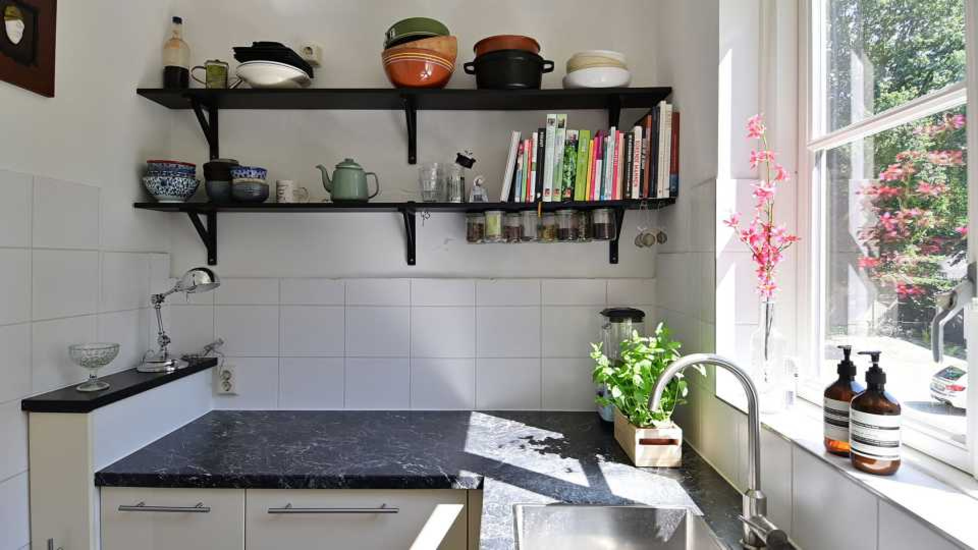 Pianiste Iris Hond, voormalig minnares Marco Borsato, scoort toch nog mooie winst na verkoop van haar appartement. Zie foto's 10