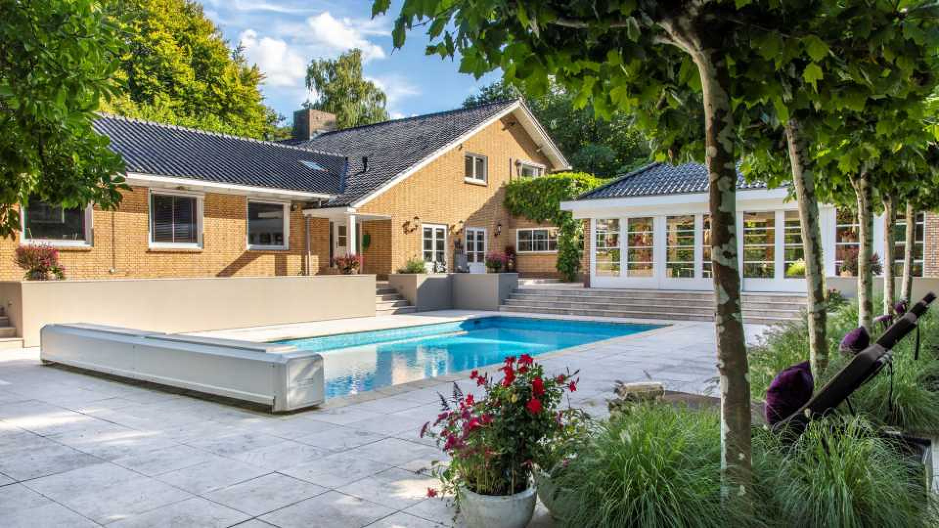 Rene Froger zet zijn villa met zwembad, tennisbaan, gym, sauna en kantoorvilla te koop. Zie foto's
