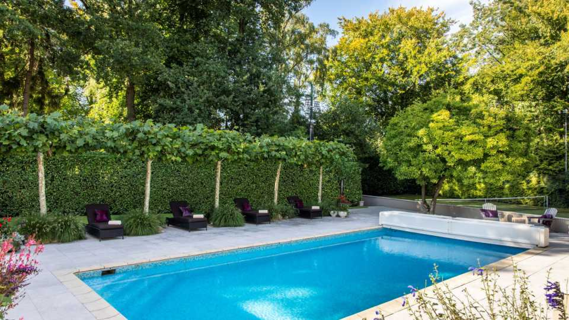 Rene Froger zet zijn villa met zwembad, tennisbaan, gym, sauna en kantoorvilla te koop. Zie foto's 18