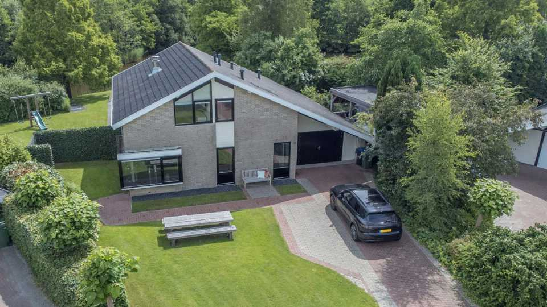 Sven Kramer zet zijn vrijstaande villa te koop. Zie foto's 2