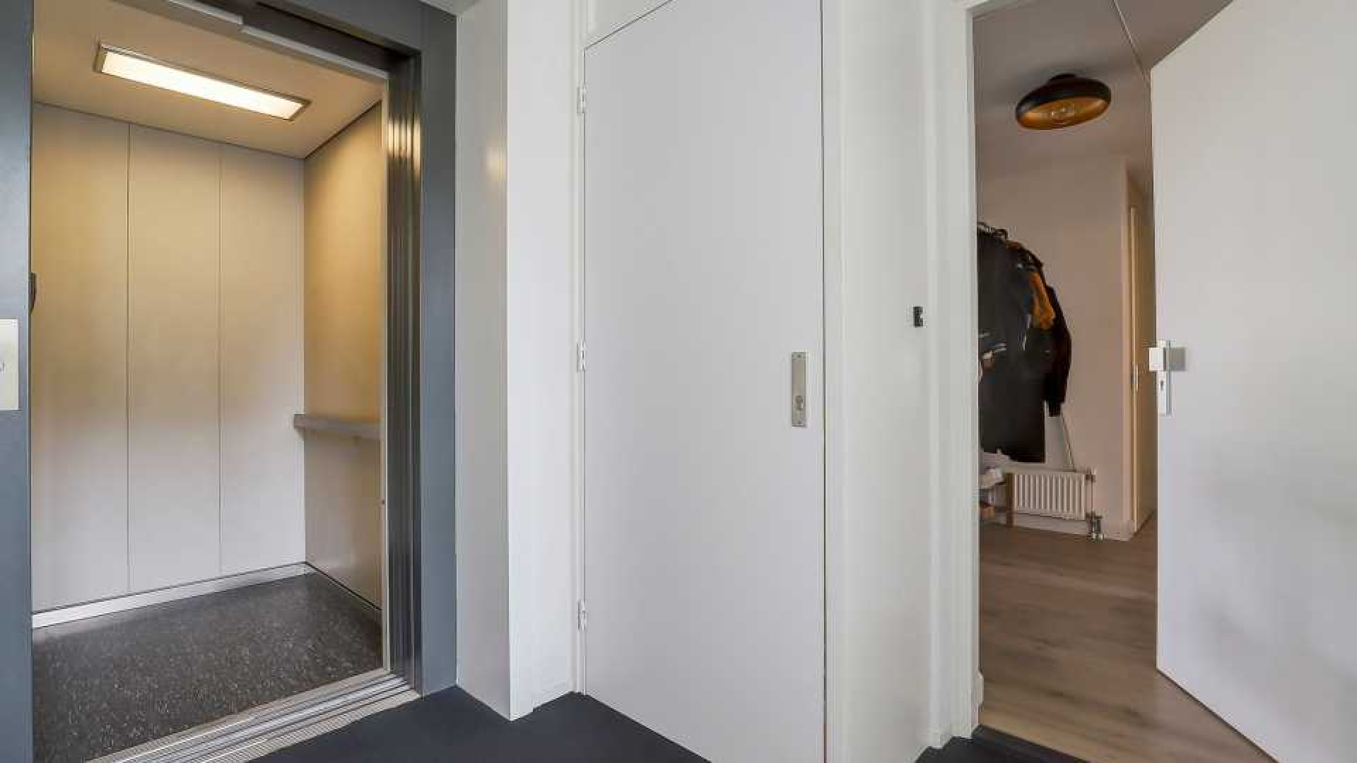 Koen Verweij zet om emotionele reden zijn appartement te koop. Zie foto's 3