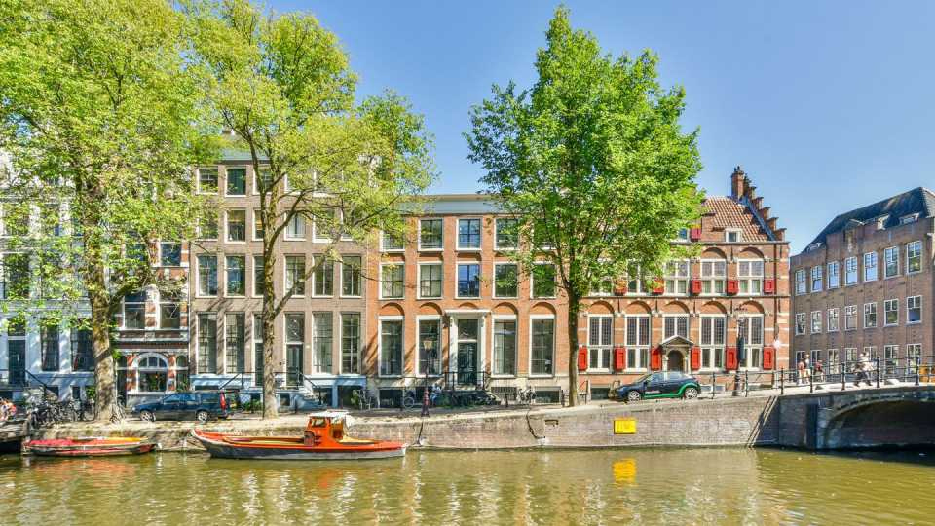 TV presentator Art Rooijakkers zet na relatiebreuk zijn Amsterdamse grachtenappartement te koop. Zie foto's