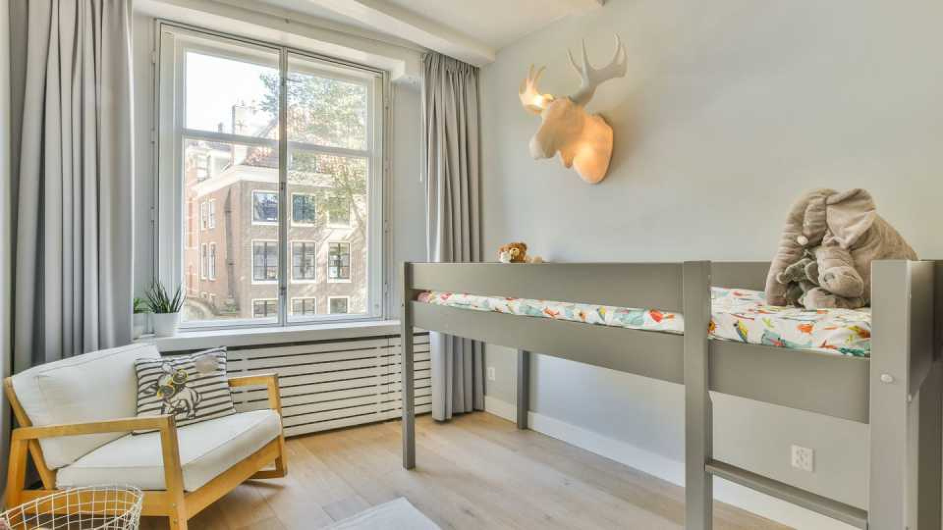TV presentator Art Rooijakkers zet na relatiebreuk zijn Amsterdamse grachtenappartement te koop. Zie foto's