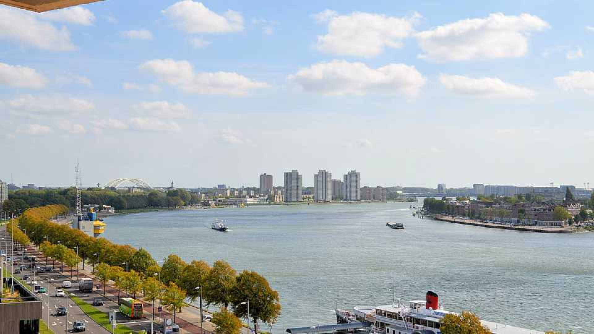 Dit is het adembenemende uitzicht van nieuw Rotterdams appartement van Lee Towers. Zie foto's 2